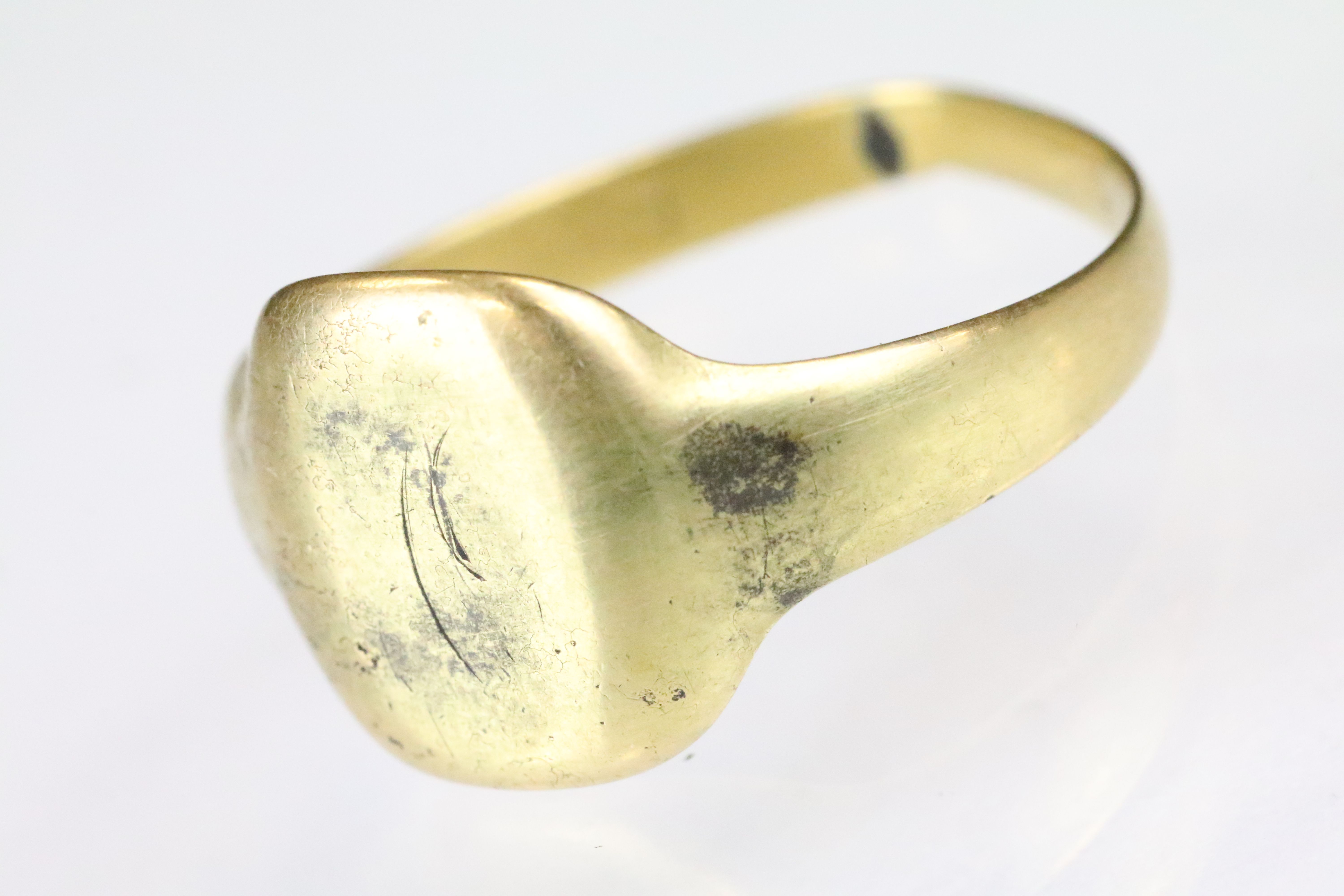 Yellow gold hallmarked signet ring (hallmark partially rubbed, likely 18ct gold, date mark 1929, - Image 5 of 7