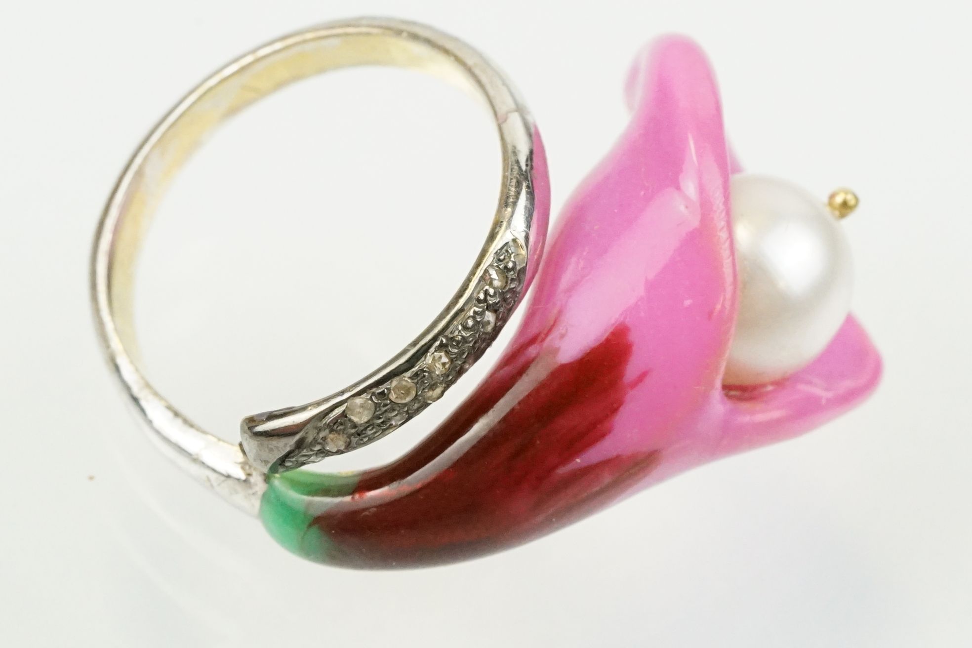 Enamelled flower formed ring being set with a cultured pearl to the head with diamond accent - Image 5 of 7