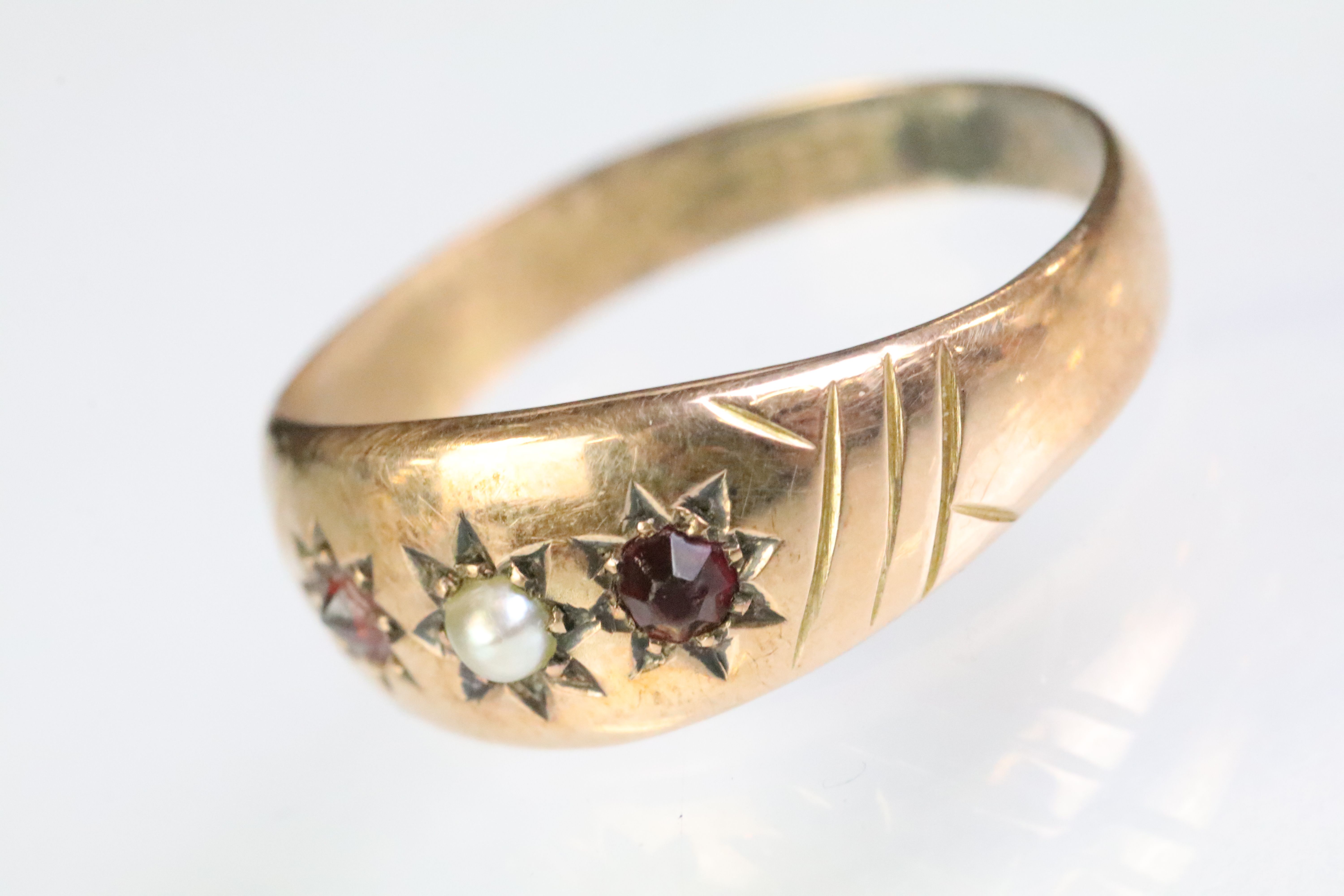 9ct gold pearl and red stone gypsy ring with each stone being star set to the head. Hallmarked