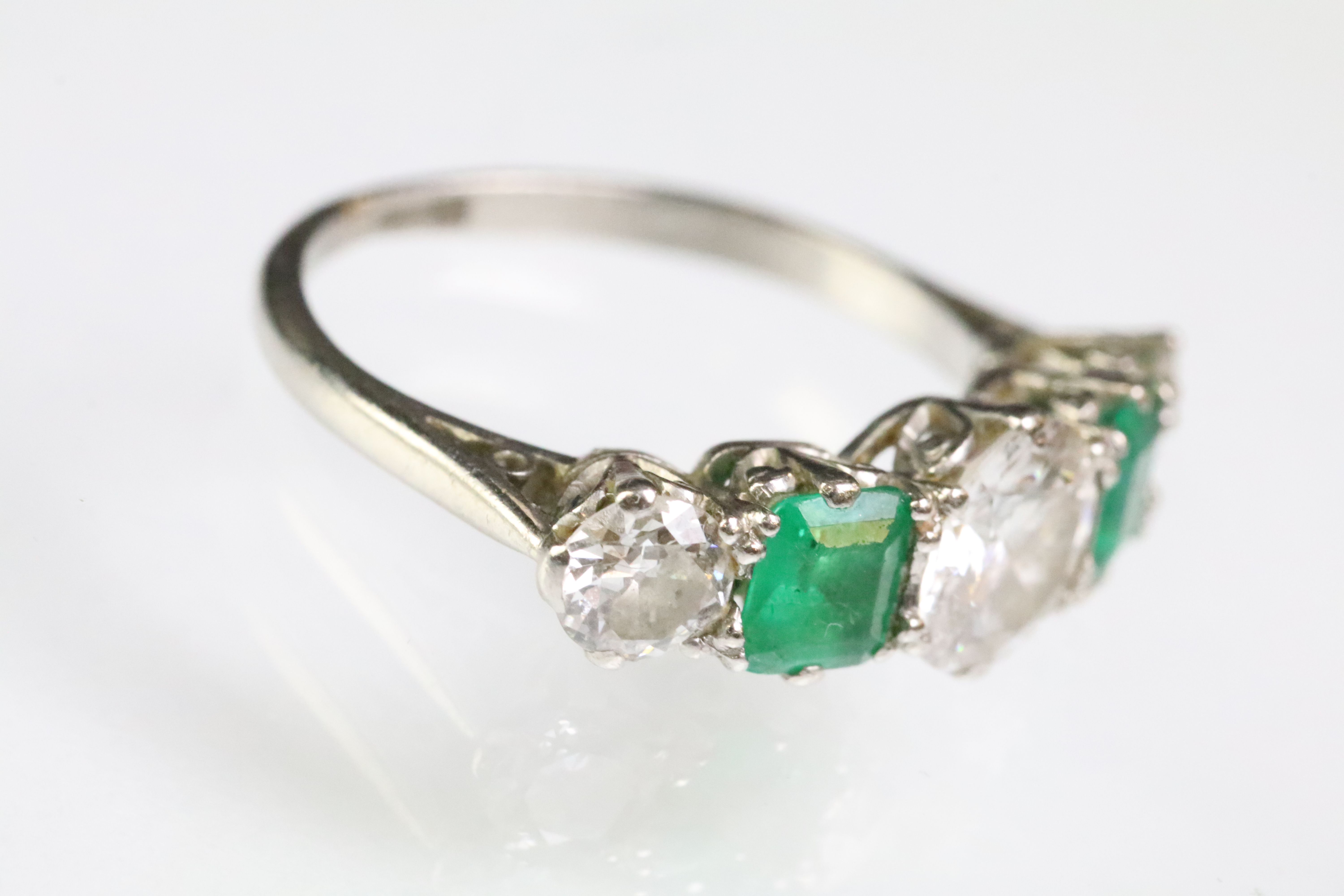 Diamond and emerald five stone ring being set with a round cut diamond to the centre flanked by - Image 3 of 10