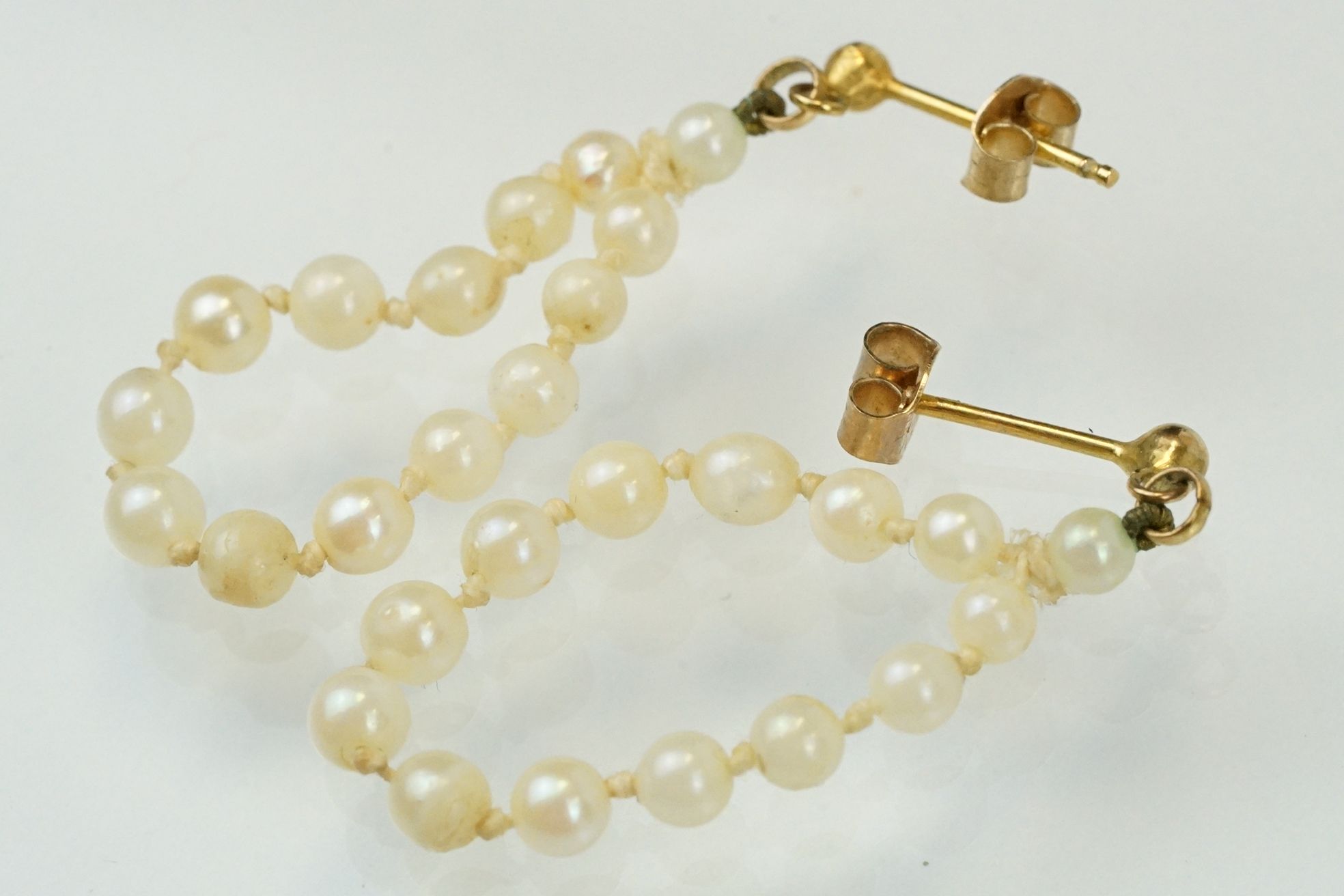 Cultured pearl beaded necklace with a 9ct gold clasp together with a pair of matching pearl drop - Image 2 of 5