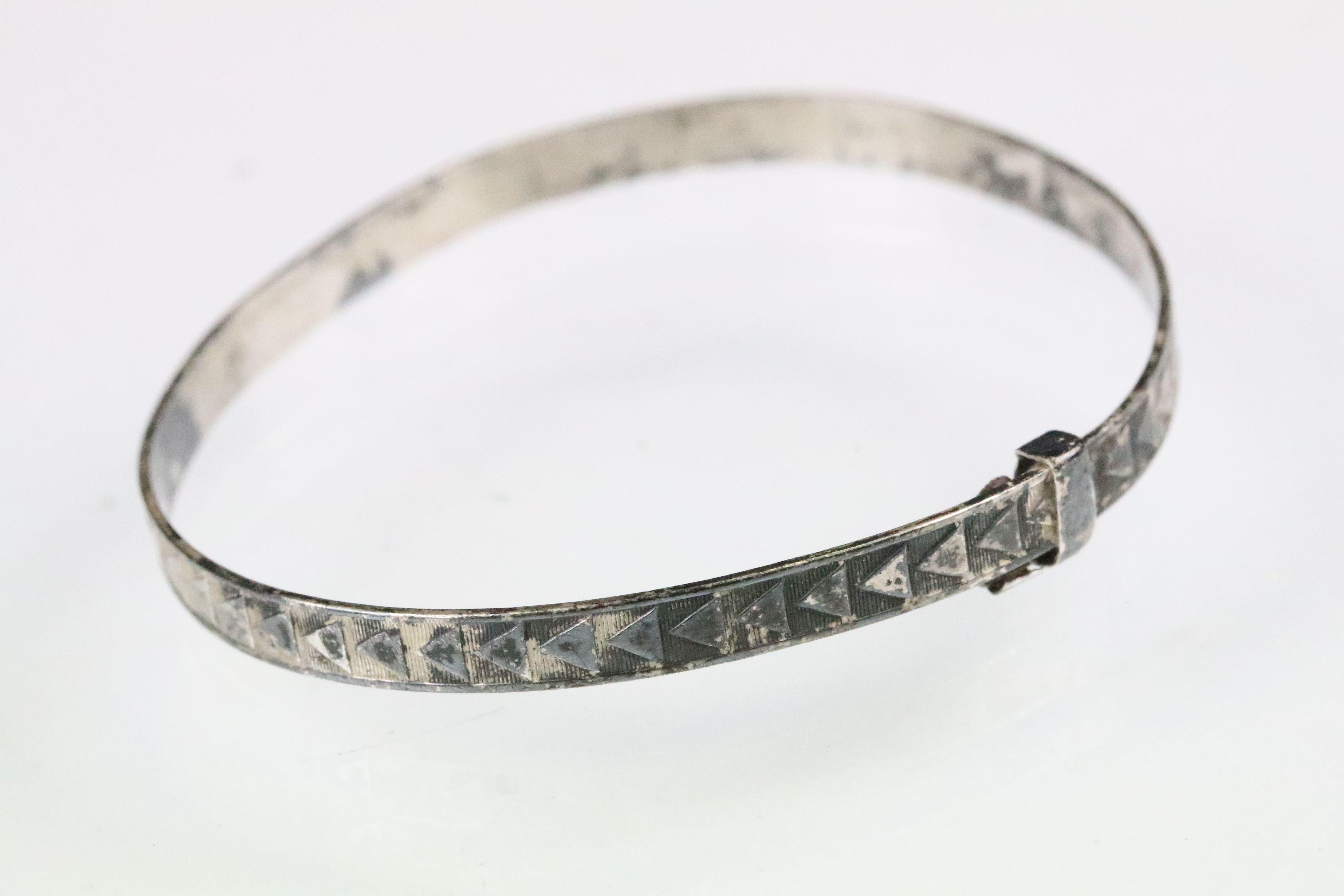 Collection of silver jewellery to include marcasite cat brooch, ID bracelet, bangle, hoop - Image 6 of 26