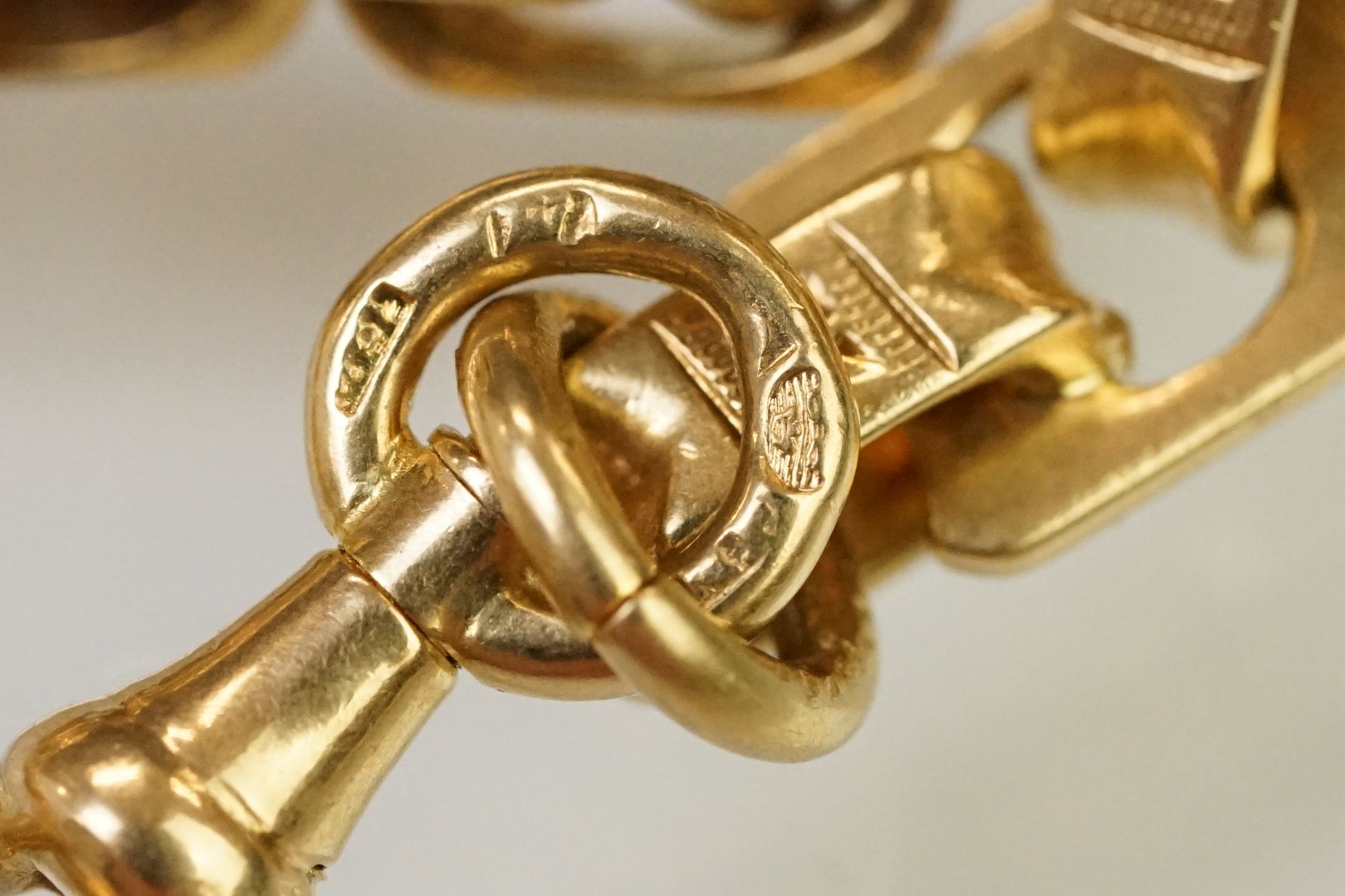 20th Century yellow metal fancy link bracelet chain having engraved oval links with swivel clasp. - Image 5 of 8