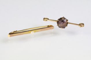 15ct gold and seed pearl bar brooch being set with a single white pearl to centre (marked 15ct),