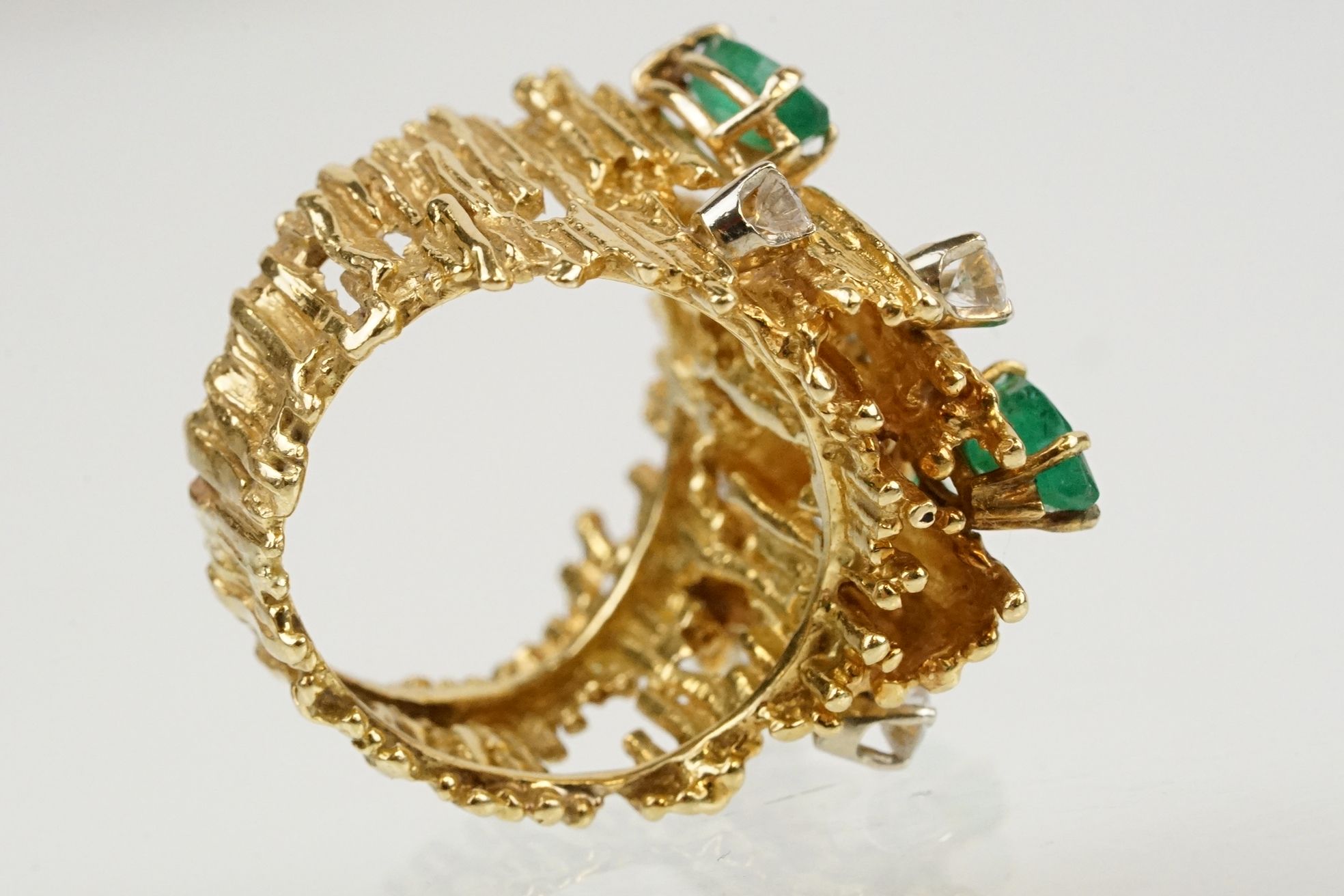 Mid Century emerald and diamond bark effect modernist style ring. The ring having a textured bark - Image 12 of 12