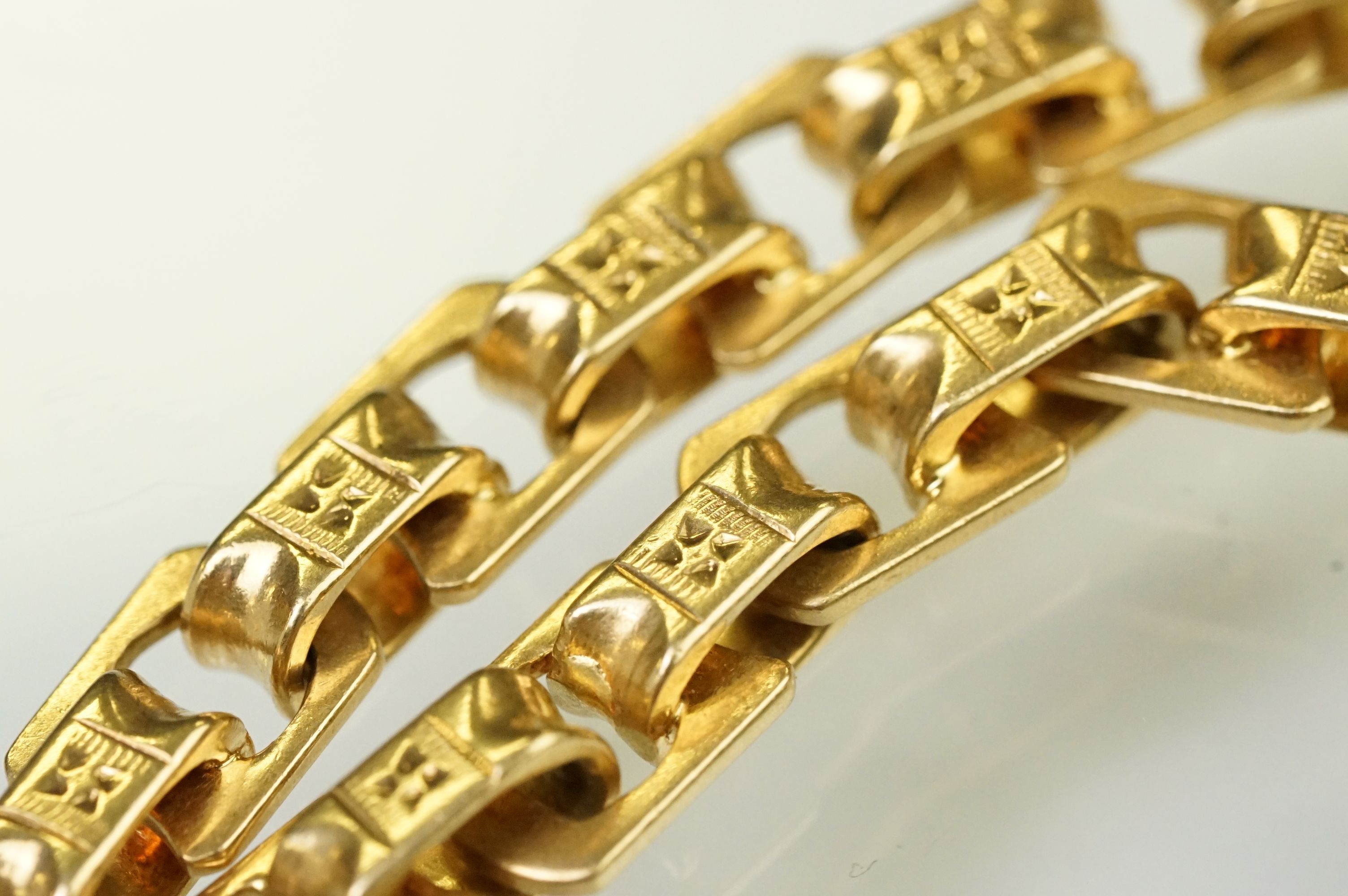 20th Century yellow metal fancy link bracelet chain having engraved oval links with swivel clasp. - Image 4 of 8