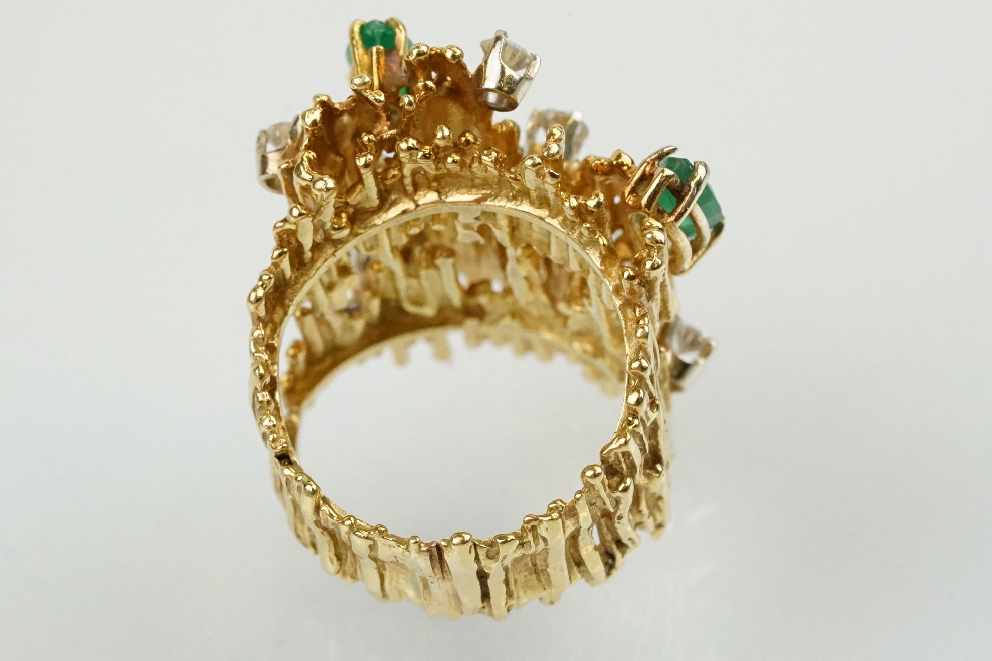 Mid Century emerald and diamond bark effect modernist style ring. The ring having a textured bark - Image 11 of 12