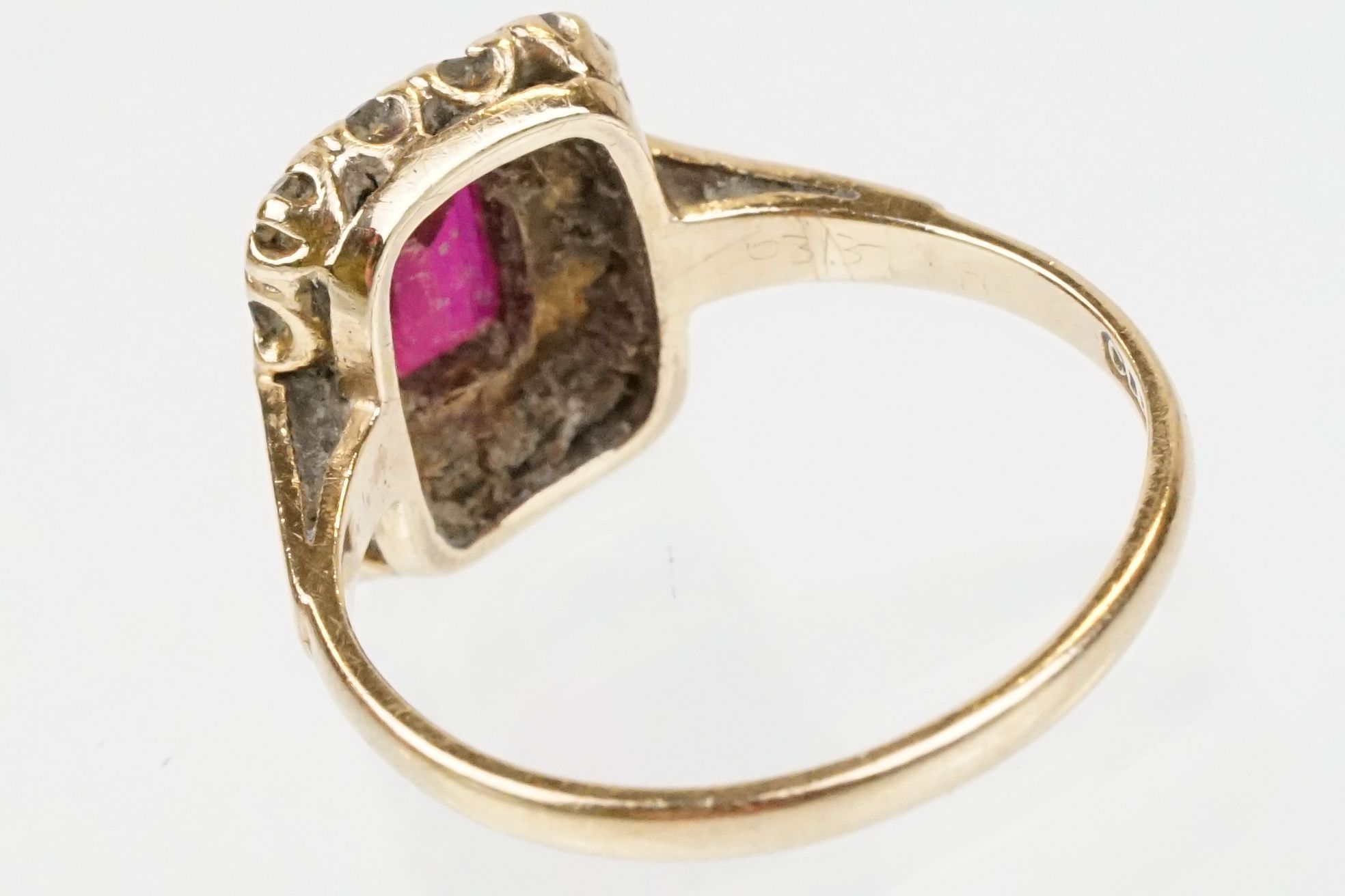9ct gold hallmarked synthetic ruby and white stone cluster ring. The ring being set with a - Image 5 of 9