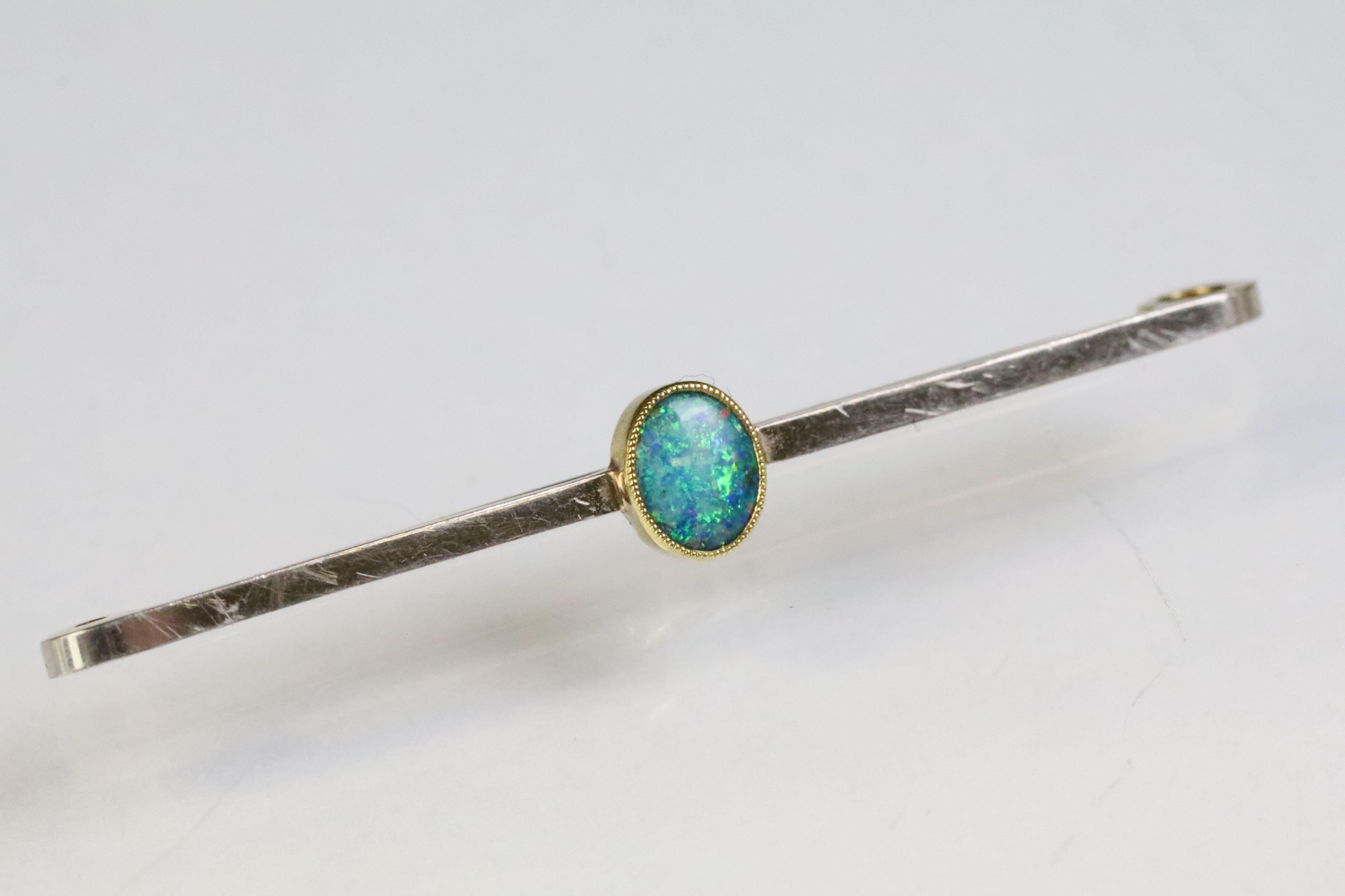 15ct gold and opal bar brooch having a bezel set oval opal cabochon to centre showing green and blue - Image 2 of 10