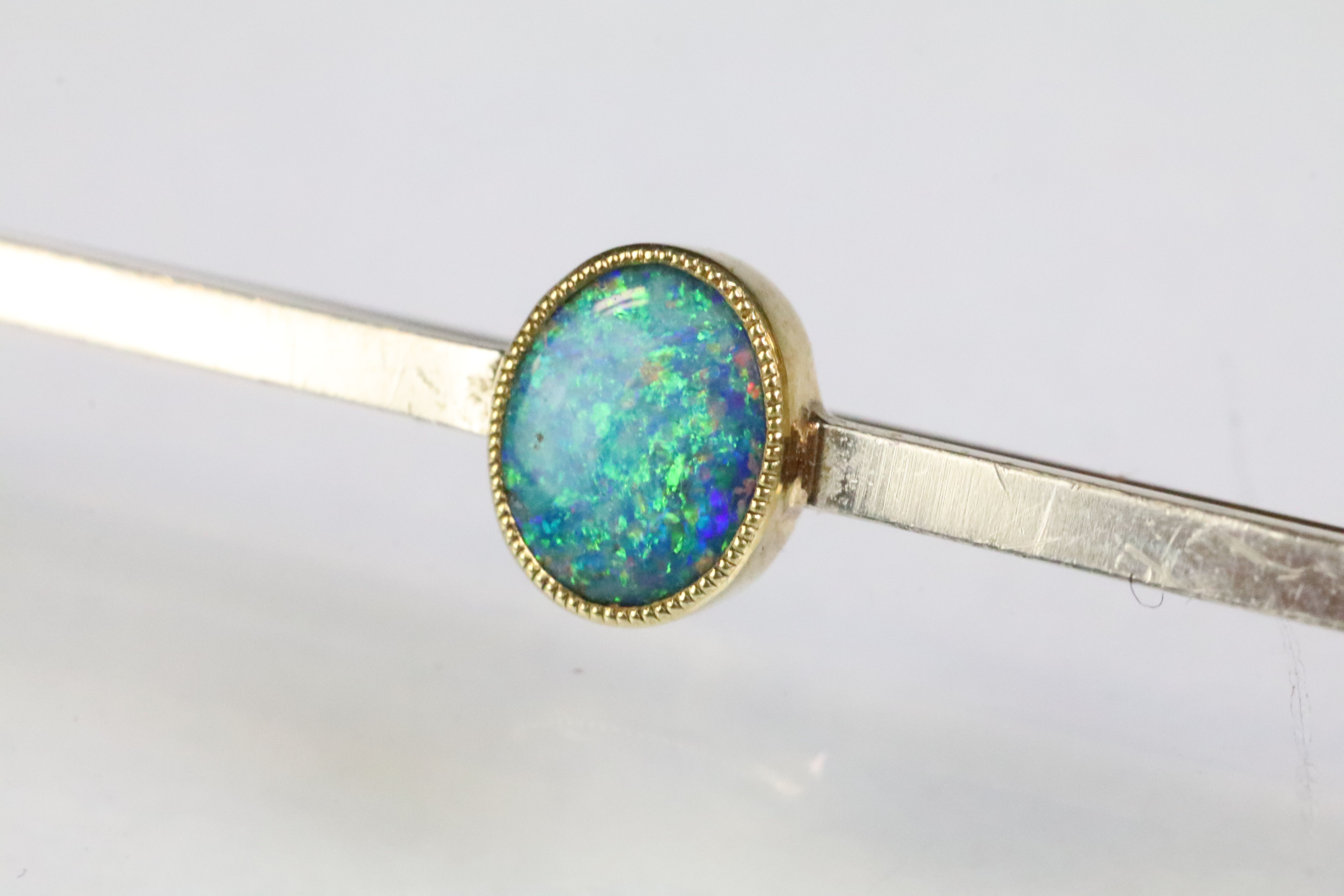 15ct gold and opal bar brooch having a bezel set oval opal cabochon to centre showing green and blue - Image 3 of 10