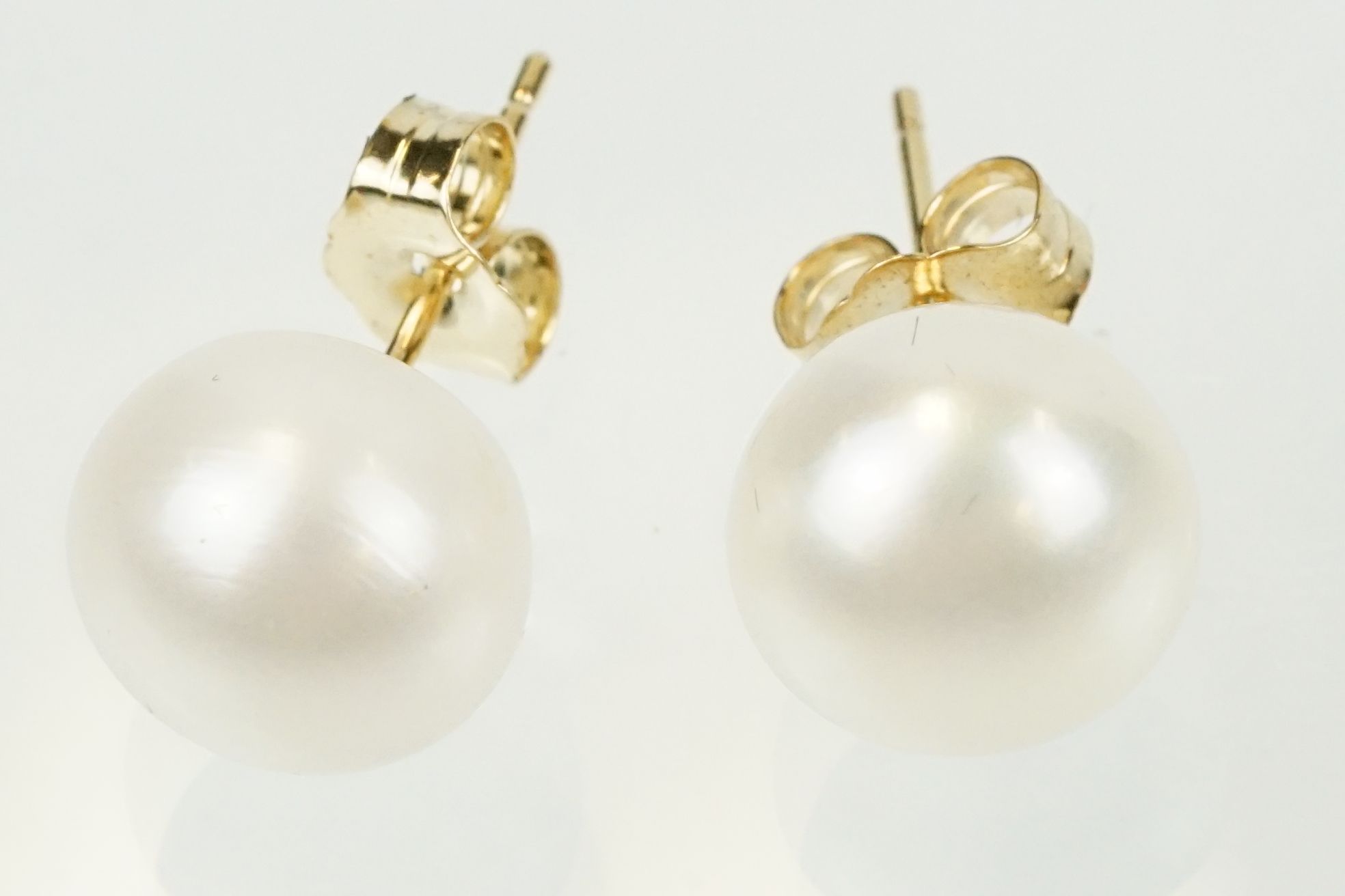 Pair of 9ct gold and cultured pearl stud earrings having spherical pearls with post and butterfly - Image 2 of 4