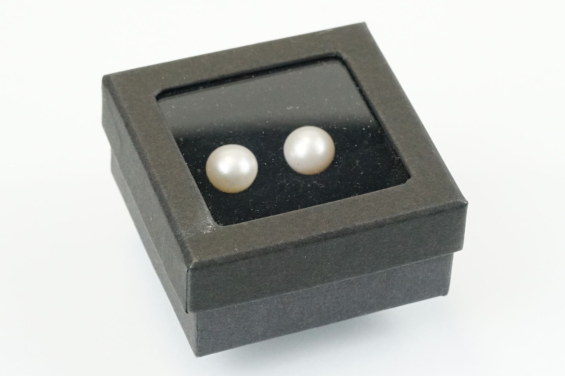 Pair of 9ct gold and cultured pearl stud earrings having spherical pearls with post and butterfly - Image 4 of 4