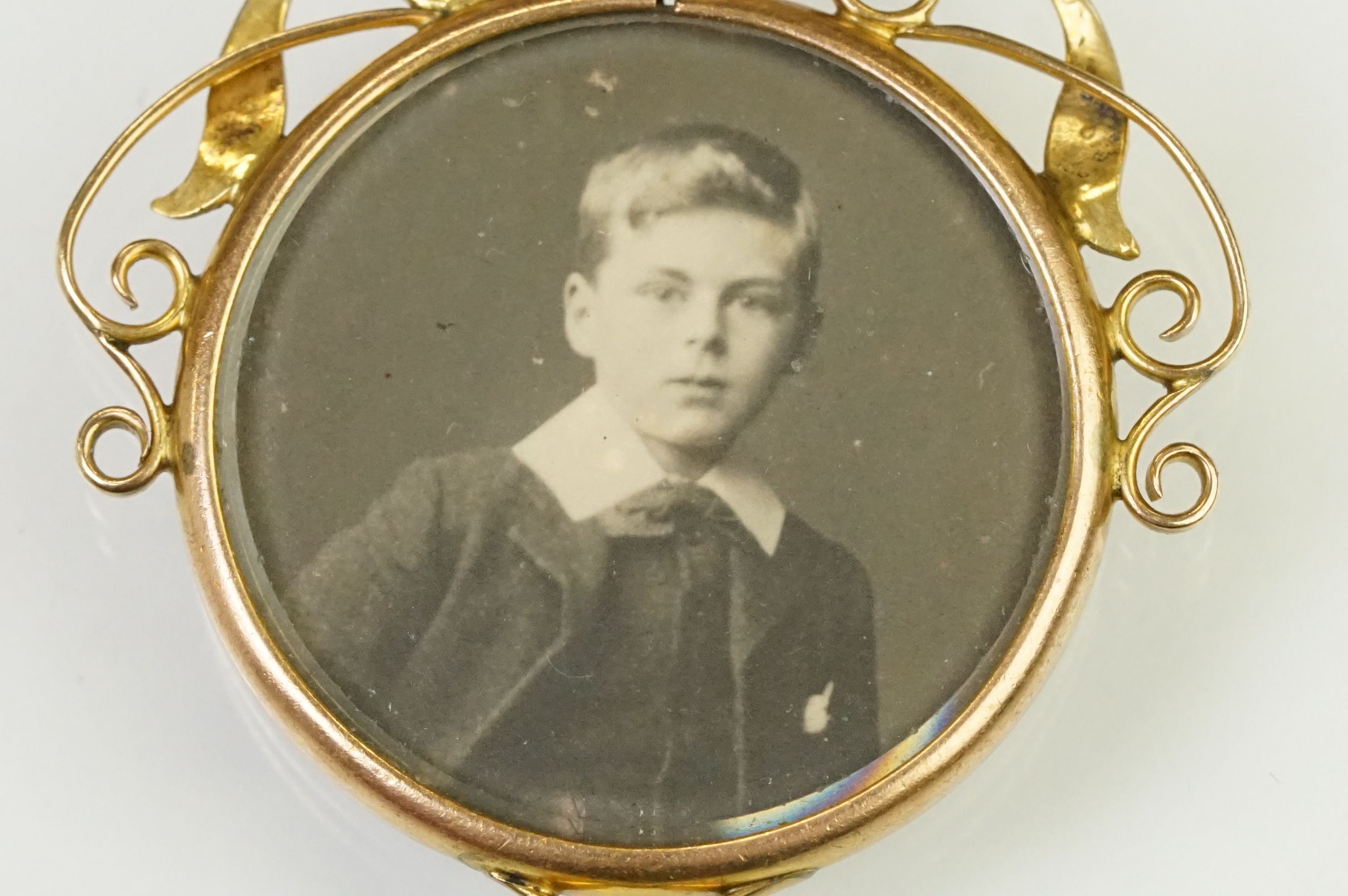 Early 20th Century Edwardian photo locket having a round glazed photo panel having scrolled - Image 4 of 9