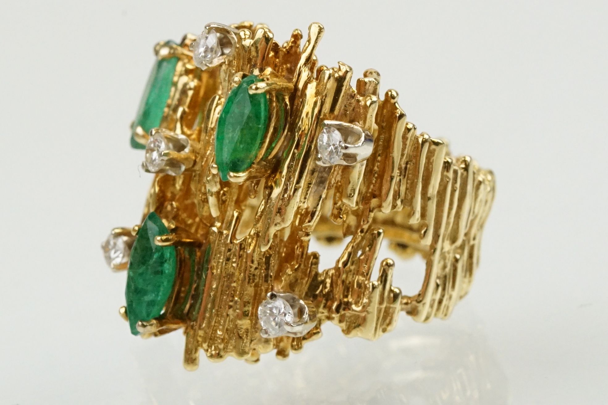 Mid Century emerald and diamond bark effect modernist style ring. The ring having a textured bark - Image 5 of 12