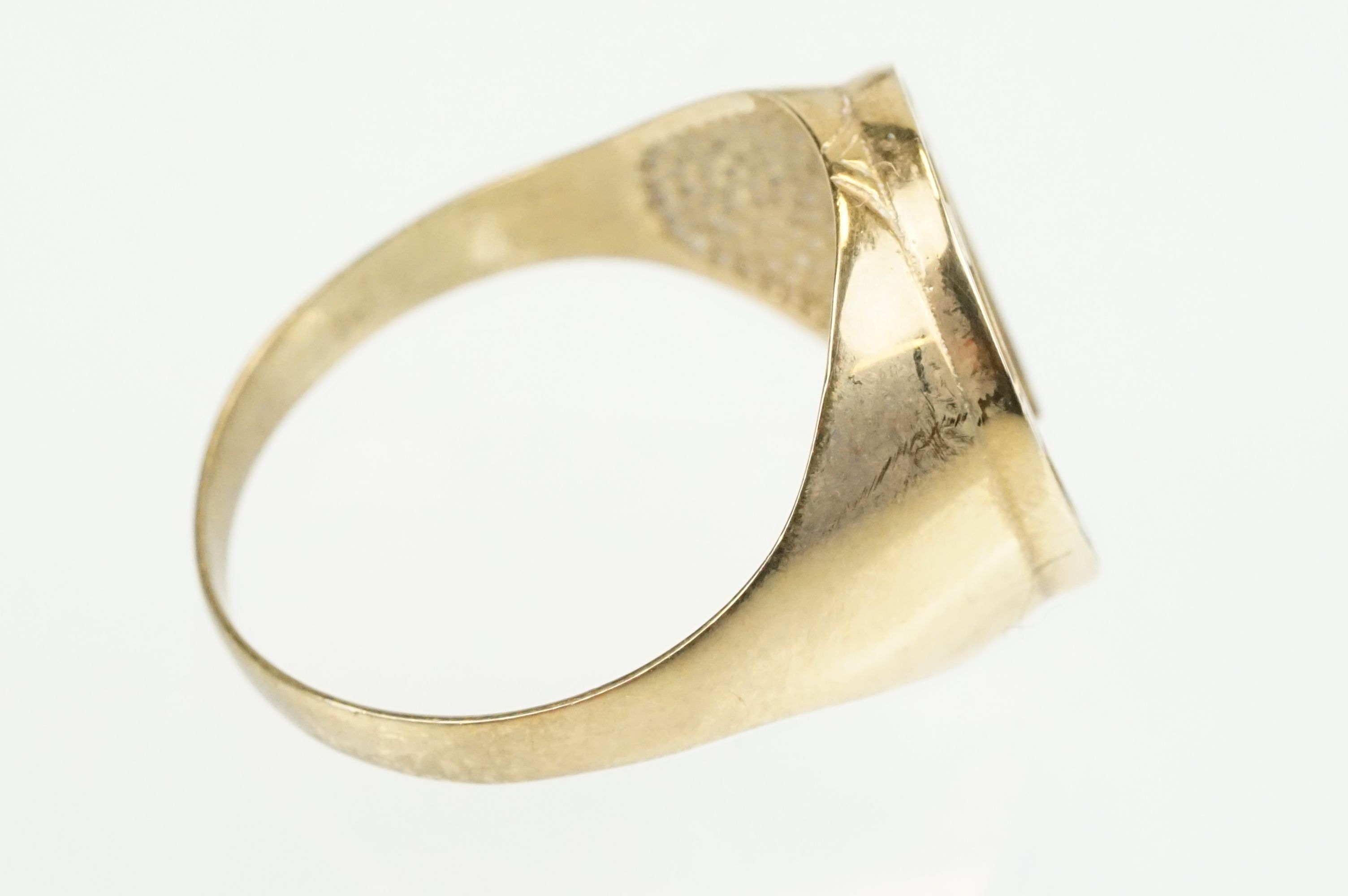 9ct gold horse shoe ring with moulded details. Hallmarked present but rubbed. Size S.5. - Image 5 of 8