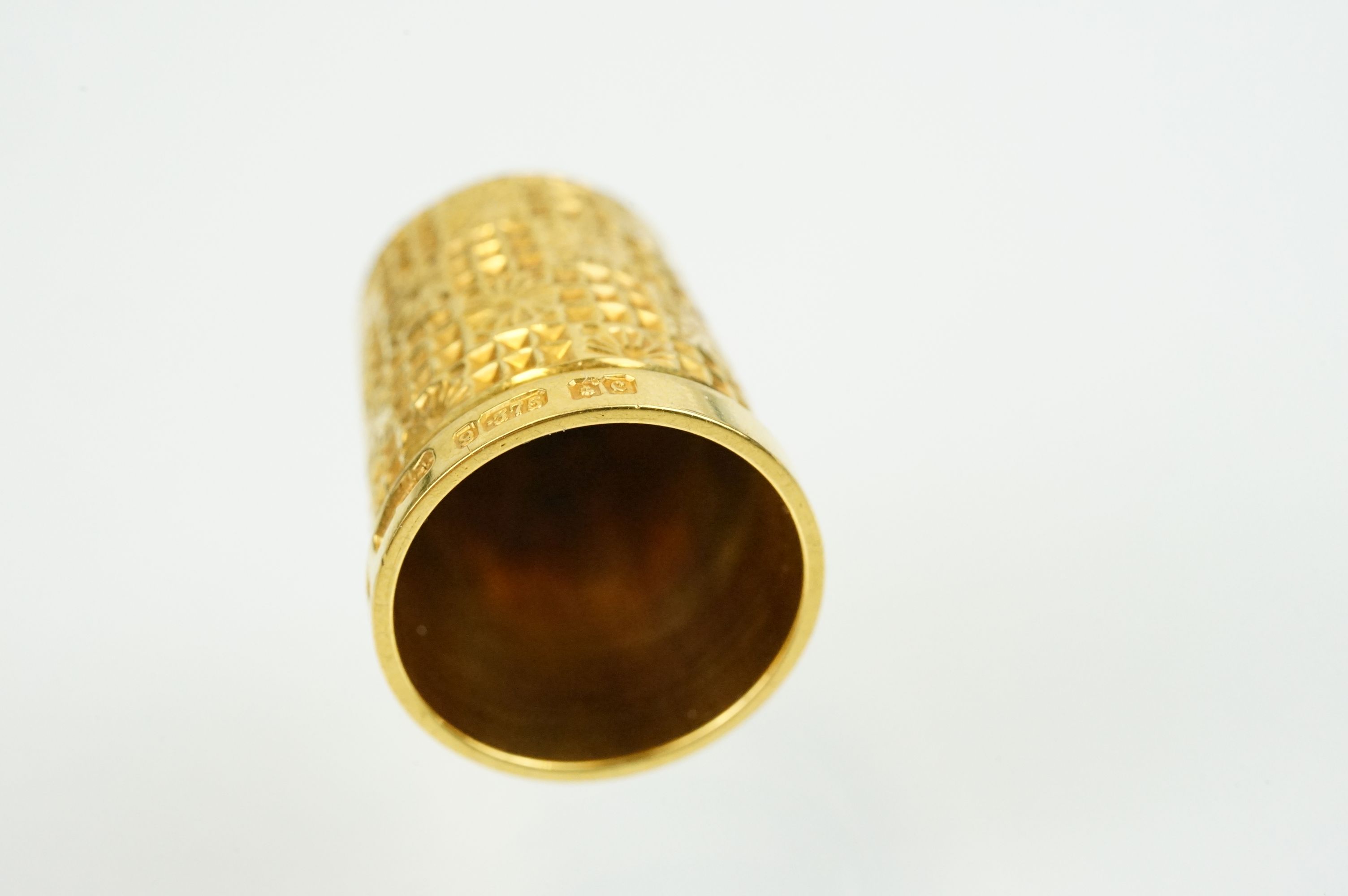 9ct gold hallmarked thimble with moulded details, size 15. Hallmarked Birmingham 1902, HG & S Ltd. - Image 2 of 4