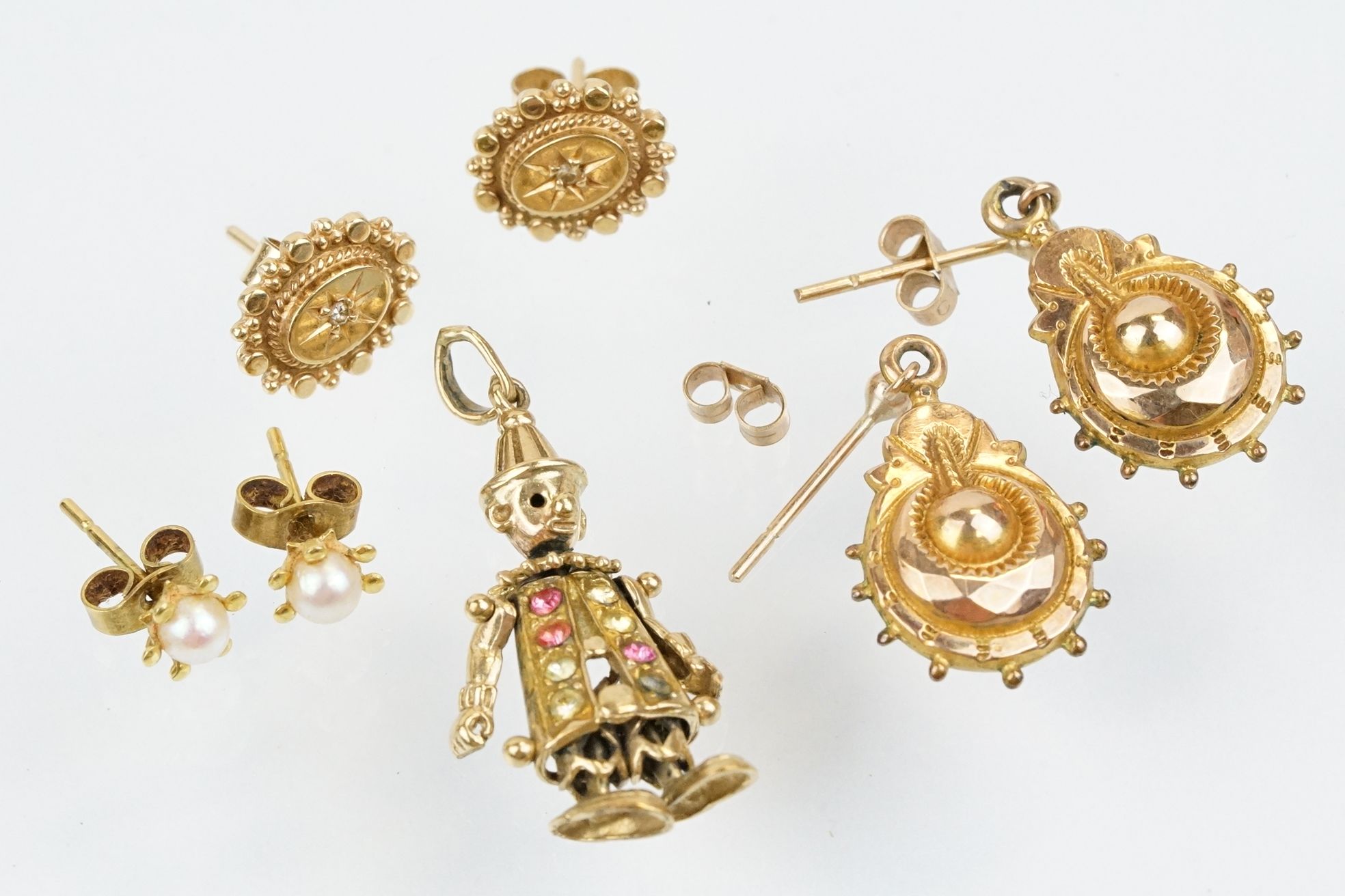 Collection of 9ct gold earrings and pendant to include a gem set articulated clown pendant (