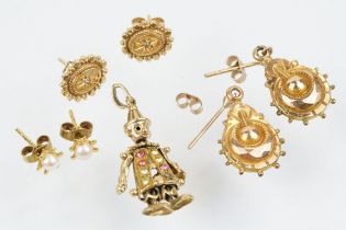Collection of 9ct gold earrings and pendant to include a gem set articulated clown pendant (