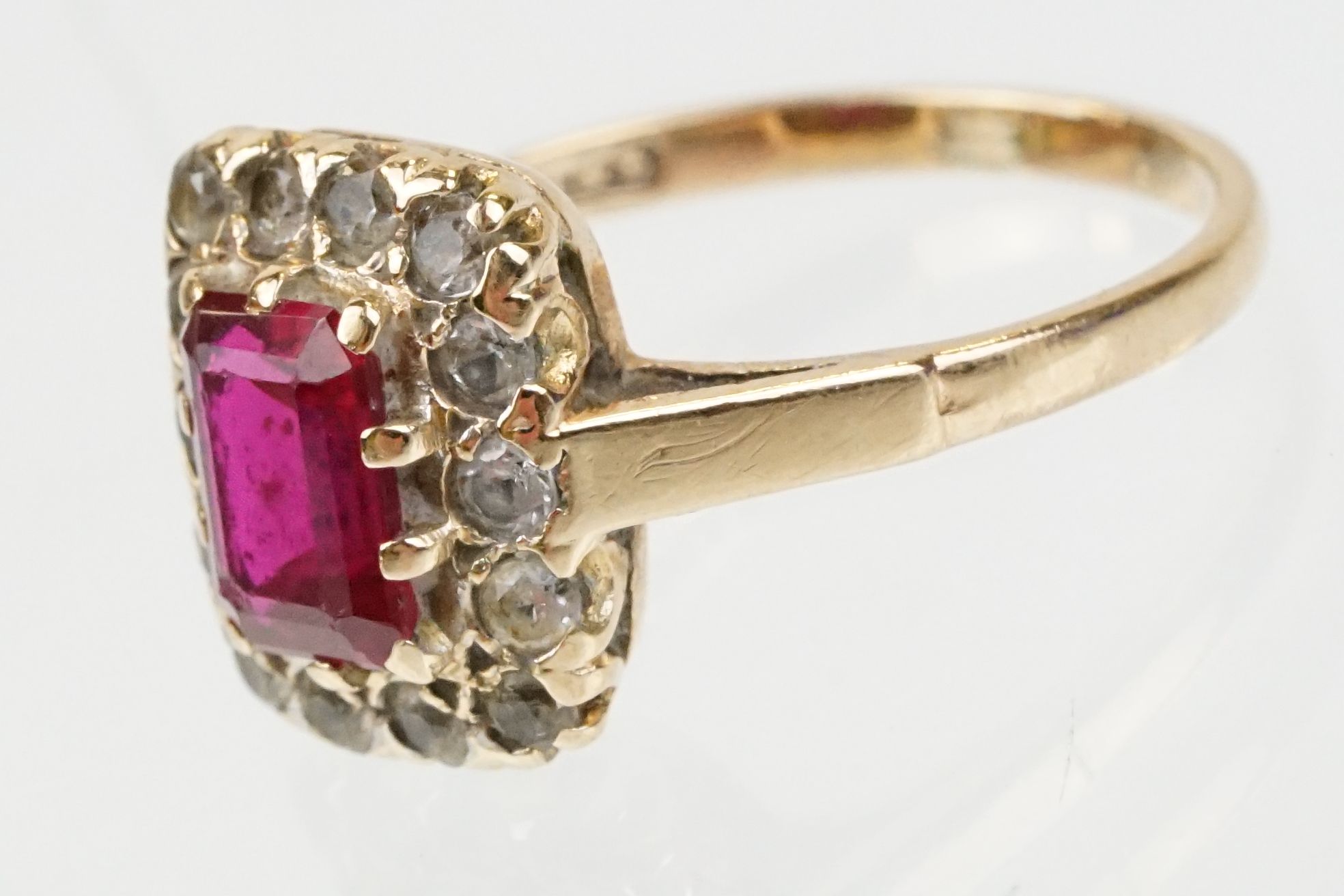 9ct gold hallmarked synthetic ruby and white stone cluster ring. The ring being set with a - Image 3 of 9