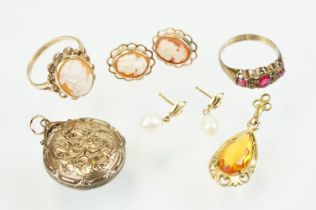Collection of gold jewellery to include a hallmarked 9ct gold and pink paste ring (hallmarked