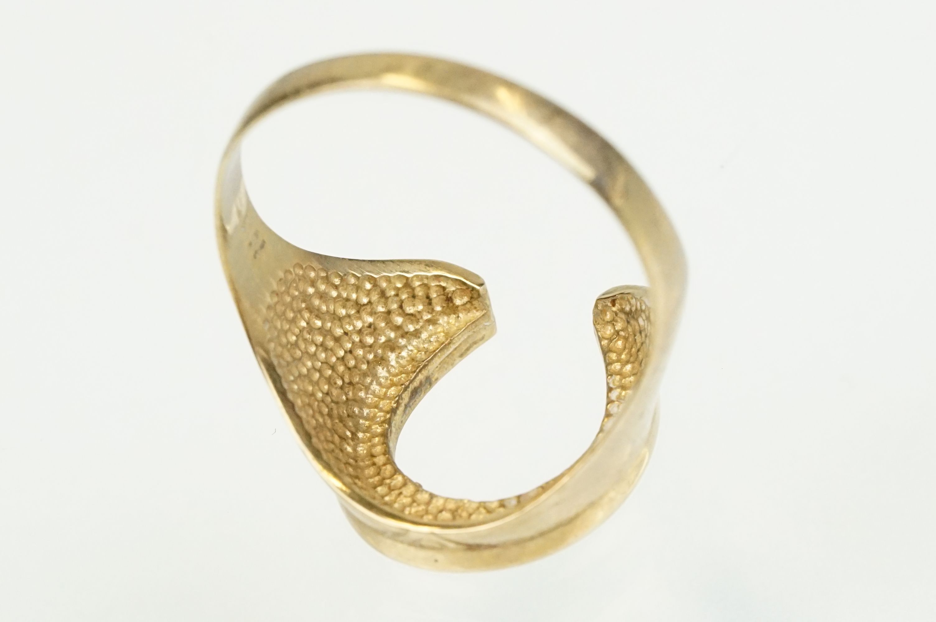 9ct gold horse shoe ring with moulded details. Hallmarked present but rubbed. Size S.5. - Image 6 of 8