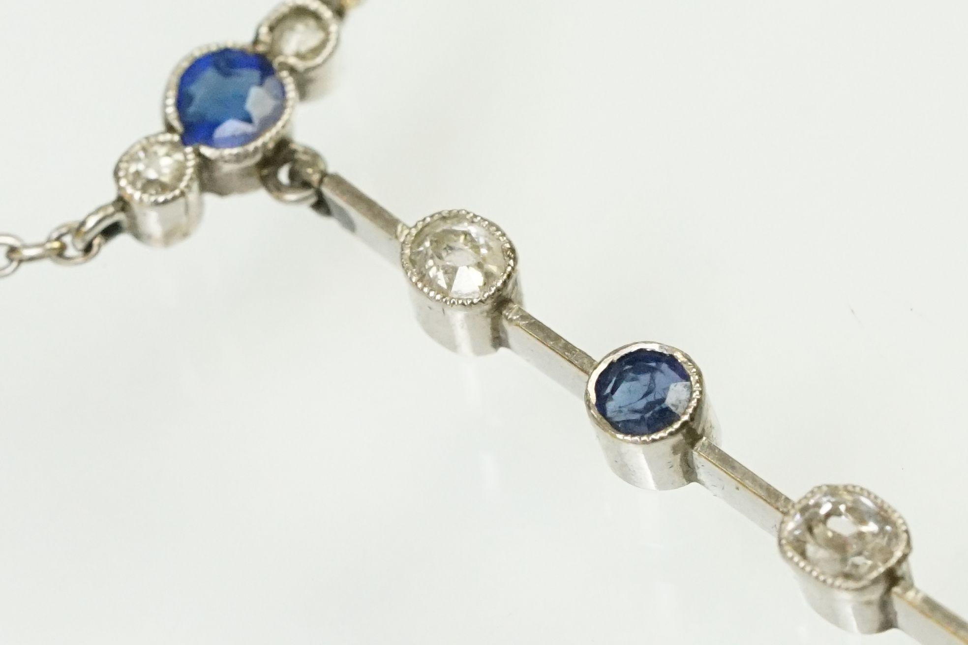 Early 20th Century Edwardian sapphire and diamond pendant necklace. The necklace having a pendant - Image 4 of 9