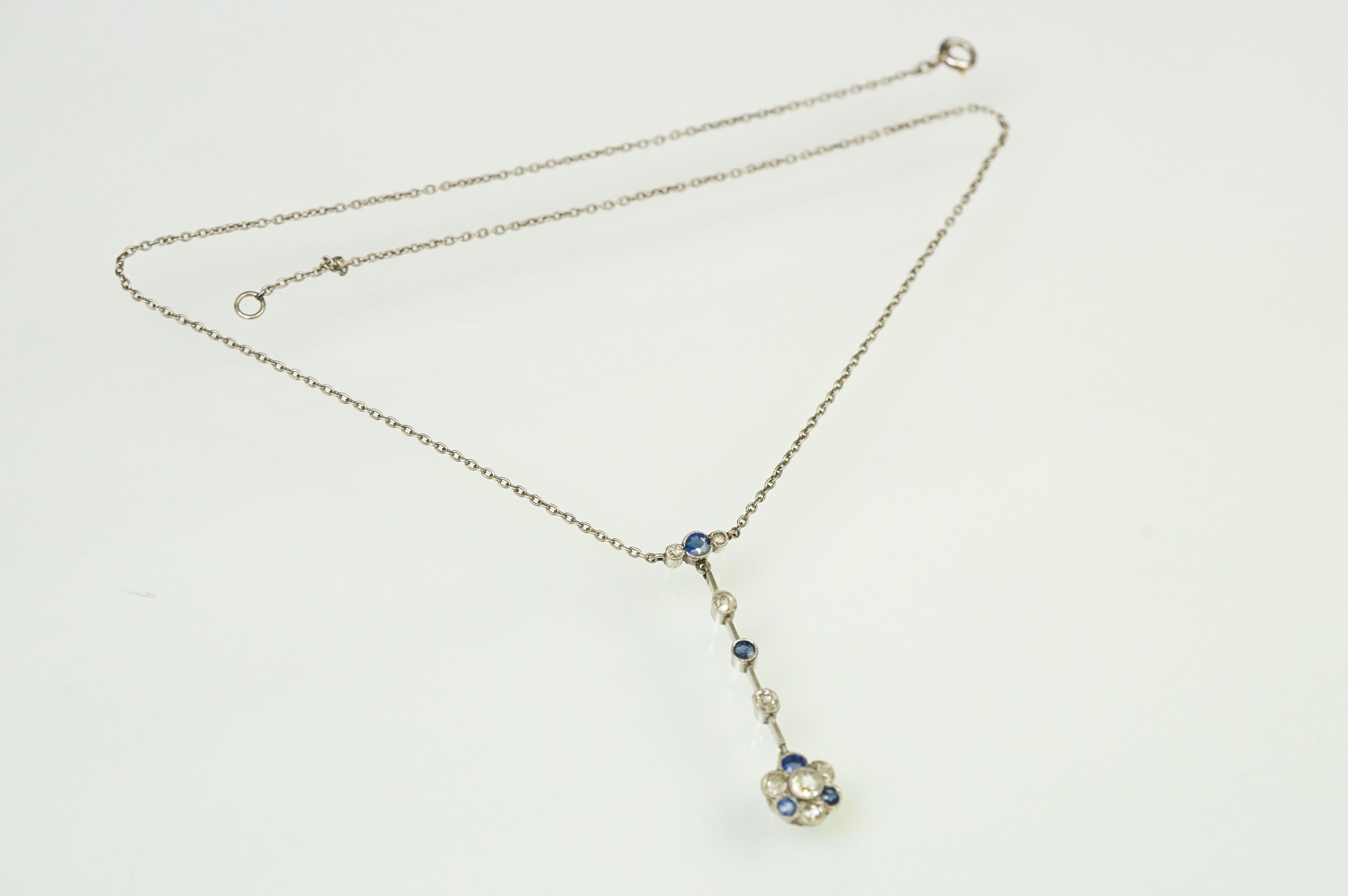 Early 20th Century Edwardian sapphire and diamond pendant necklace. The necklace having a pendant - Image 6 of 9