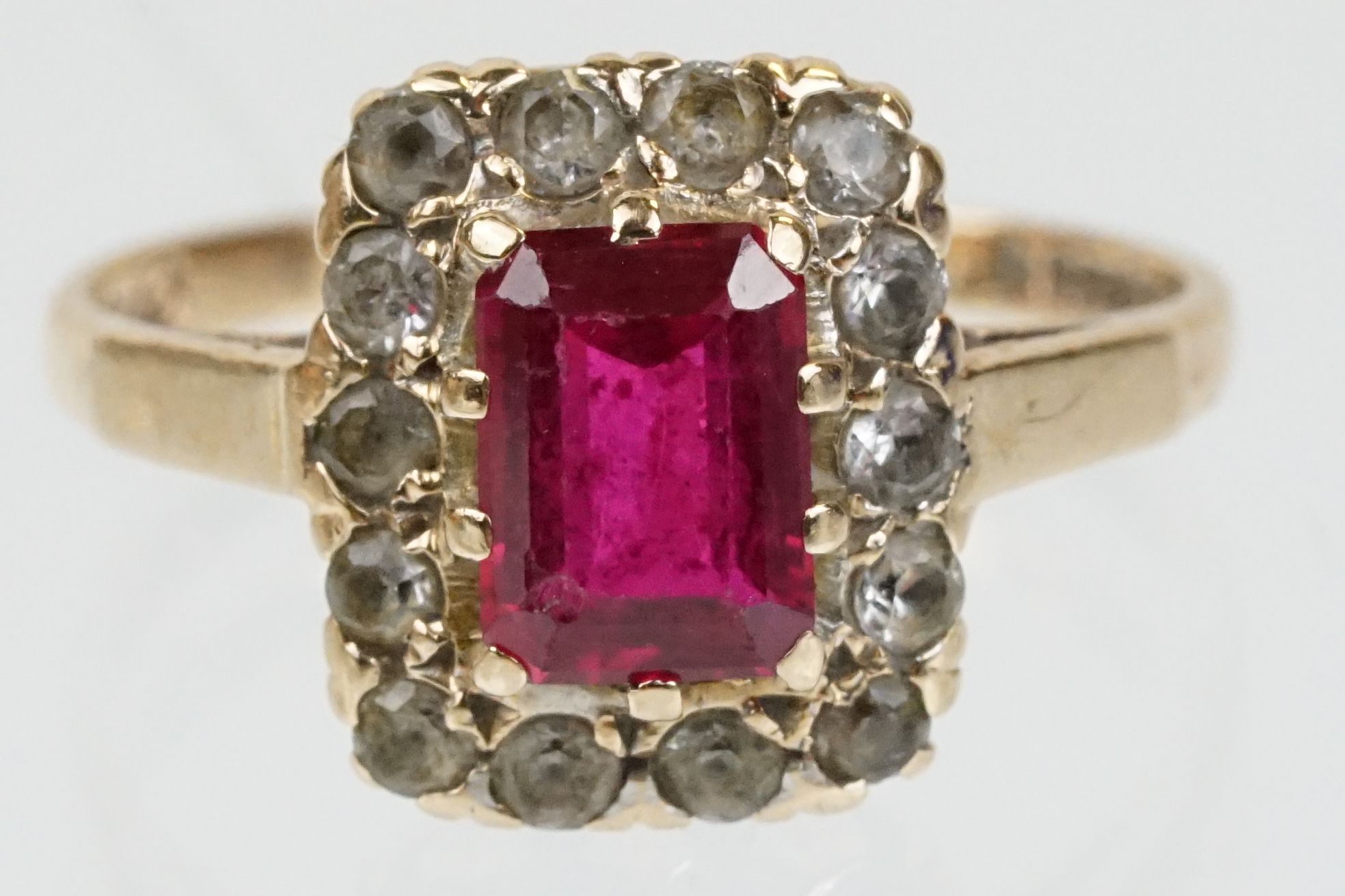 9ct gold hallmarked synthetic ruby and white stone cluster ring. The ring being set with a - Image 2 of 9