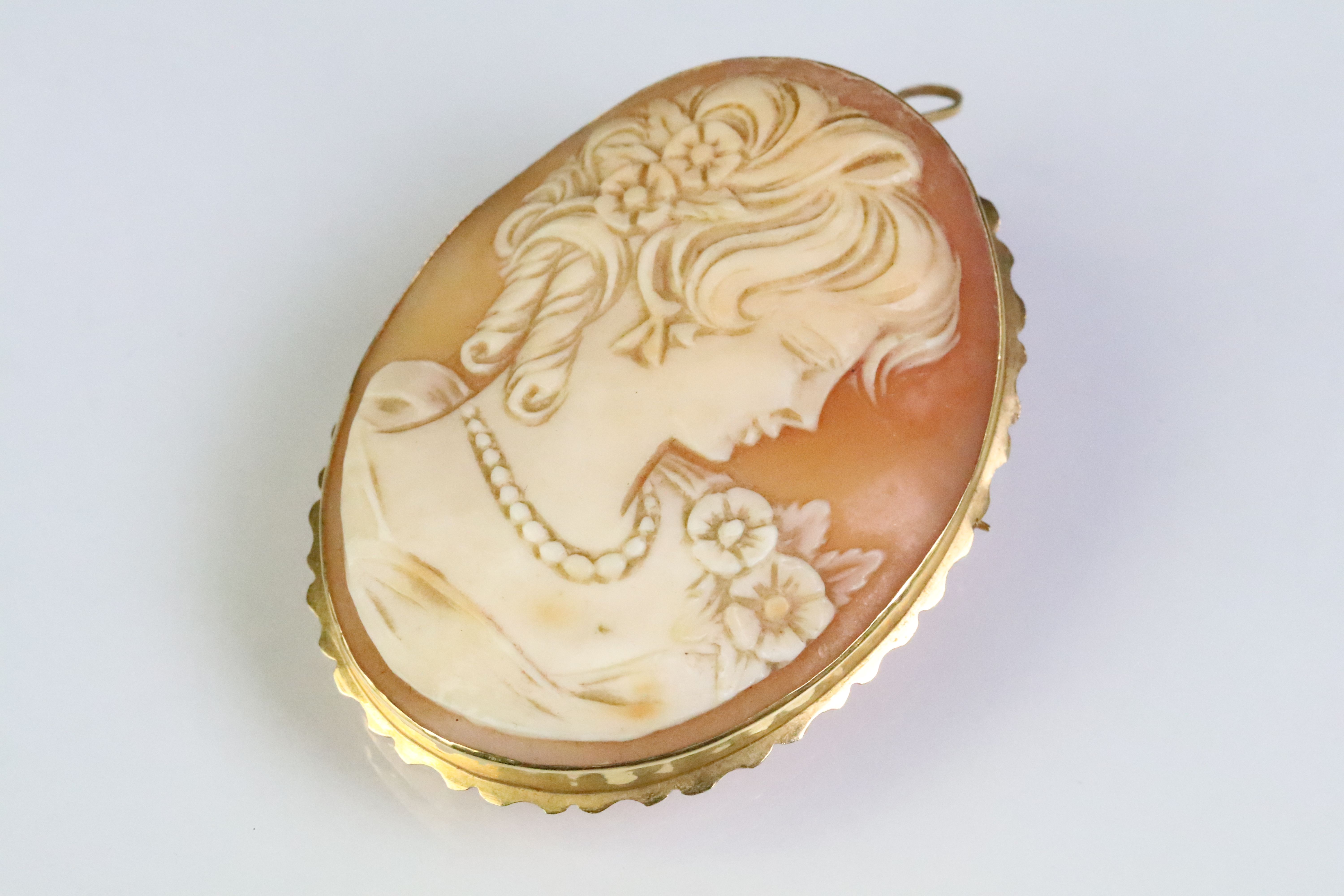 18ct gold cameo brooch set with an oval carved shell panel depicting a female profile (marked - Image 2 of 17
