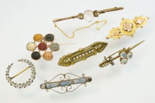 Collection of Victorian and later brooches to include a Victorian carved stone cameo brooch