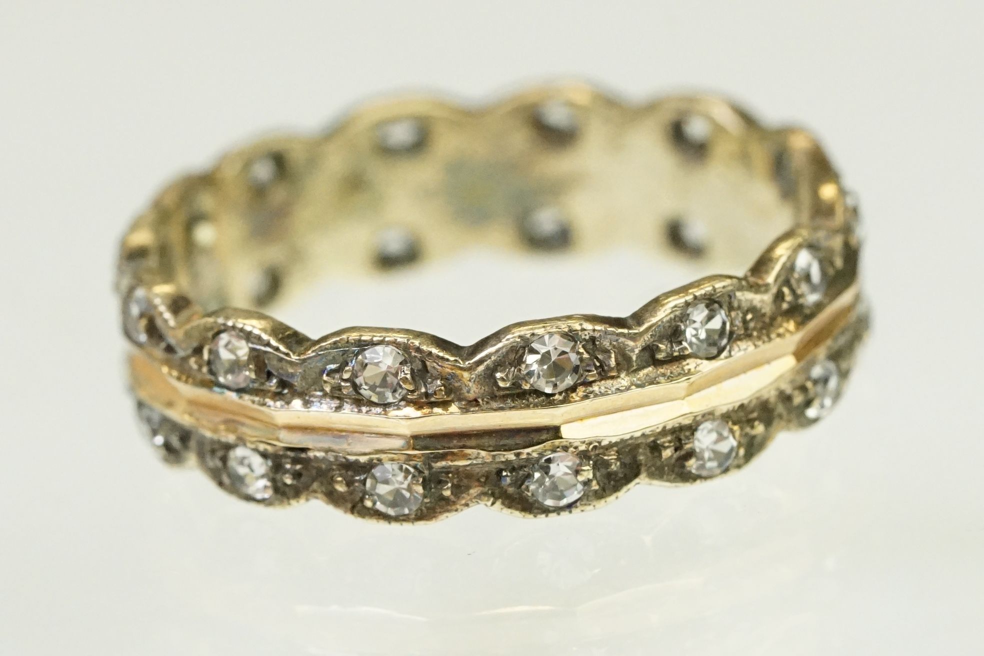 9ct gold hallmarked two tone eternity ring. The ring having a faceted rose gold centre with - Image 2 of 5