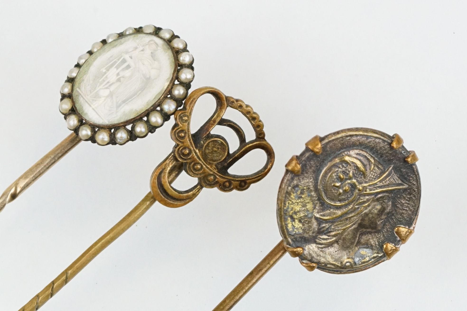 Collection of 19th Century and antique jewellery to include a rose metal stick with reverse carved - Image 9 of 9