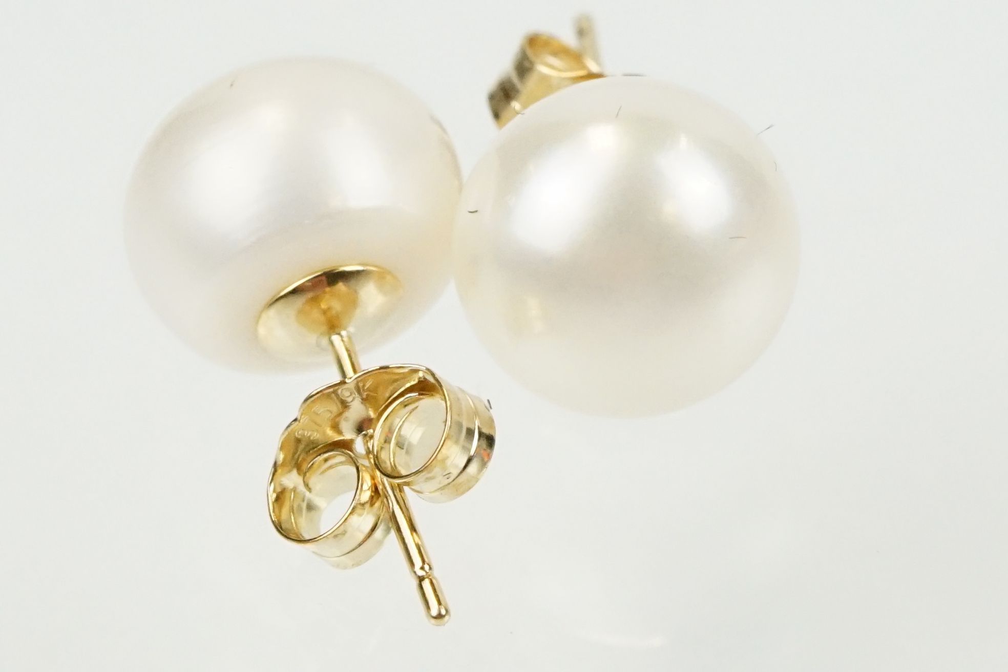 Pair of 9ct gold and cultured pearl stud earrings having spherical pearls with post and butterfly - Image 3 of 4