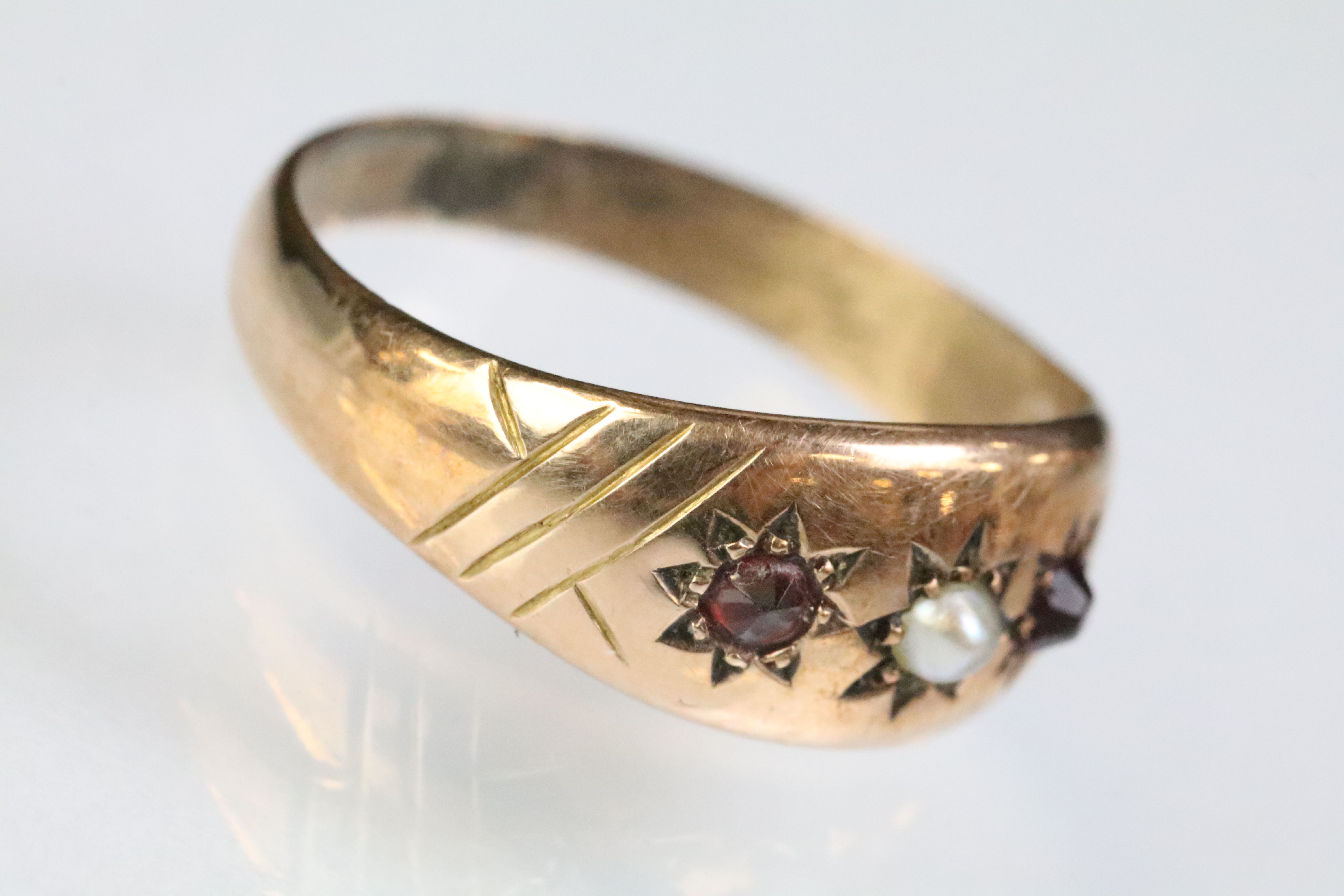 9ct gold pearl and red stone gypsy ring with each stone being star set to the head. Hallmarked - Image 3 of 5