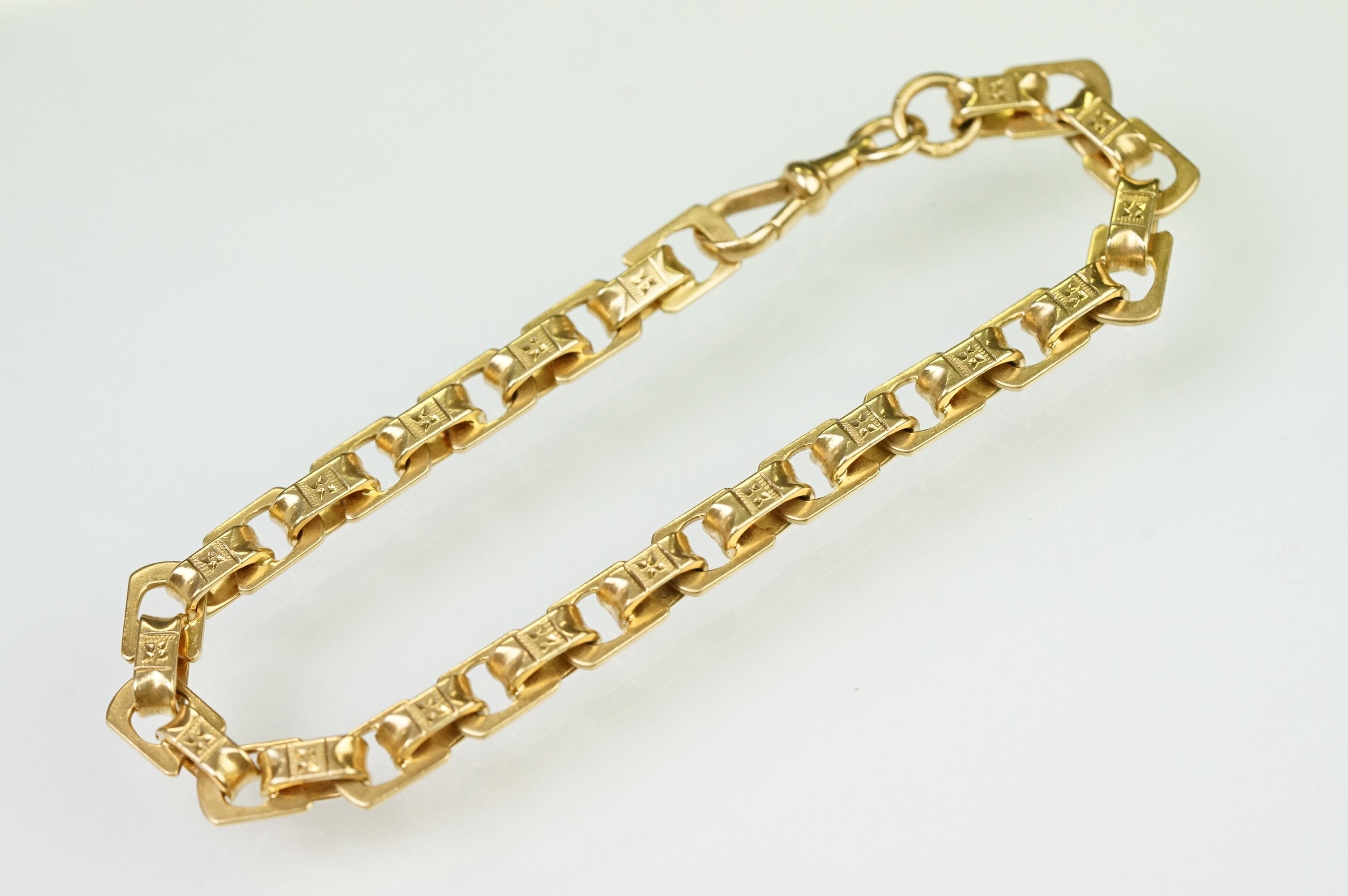 20th Century yellow metal fancy link bracelet chain having engraved oval links with swivel clasp.