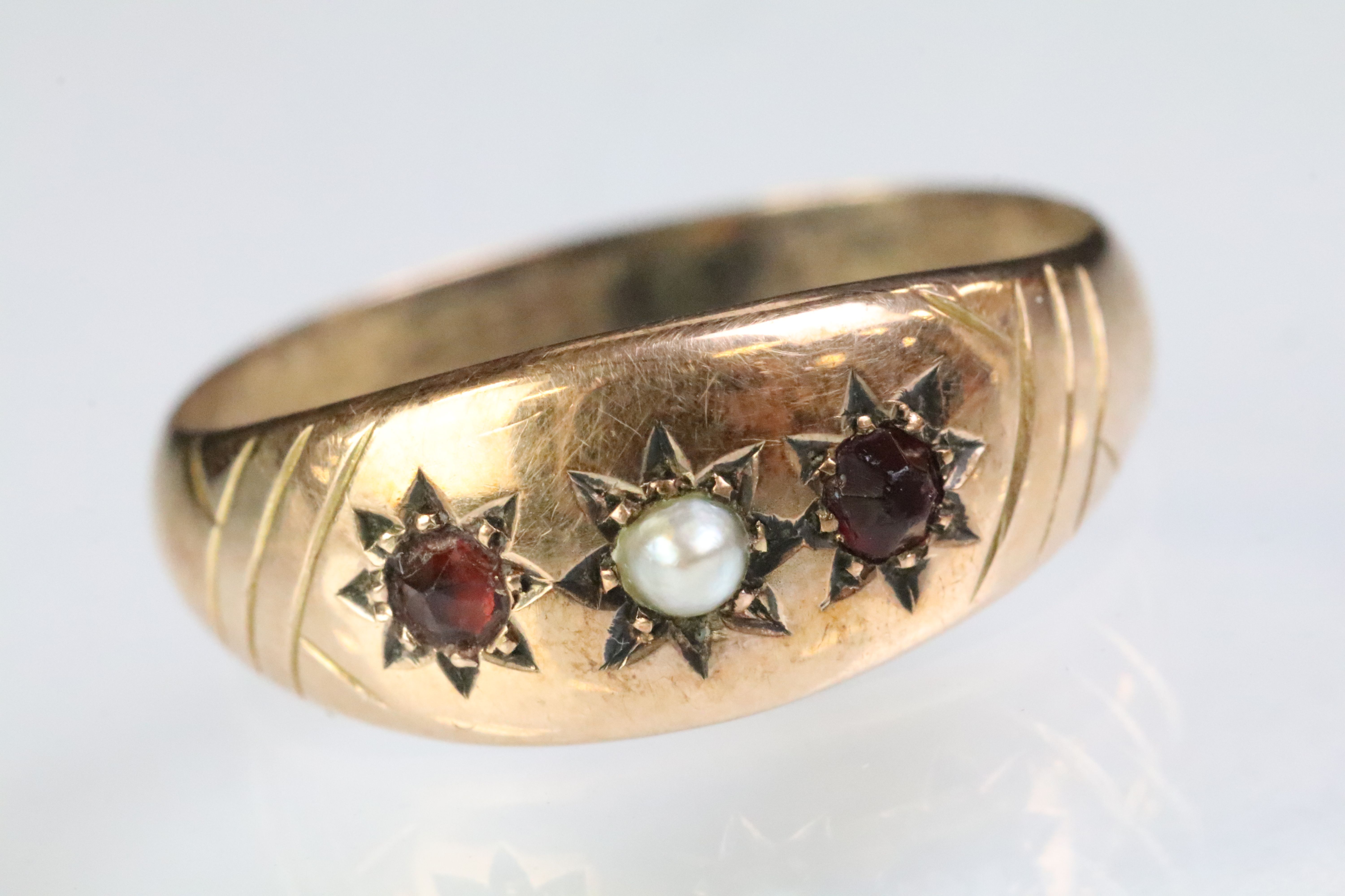 9ct gold pearl and red stone gypsy ring with each stone being star set to the head. Hallmarked - Image 2 of 5