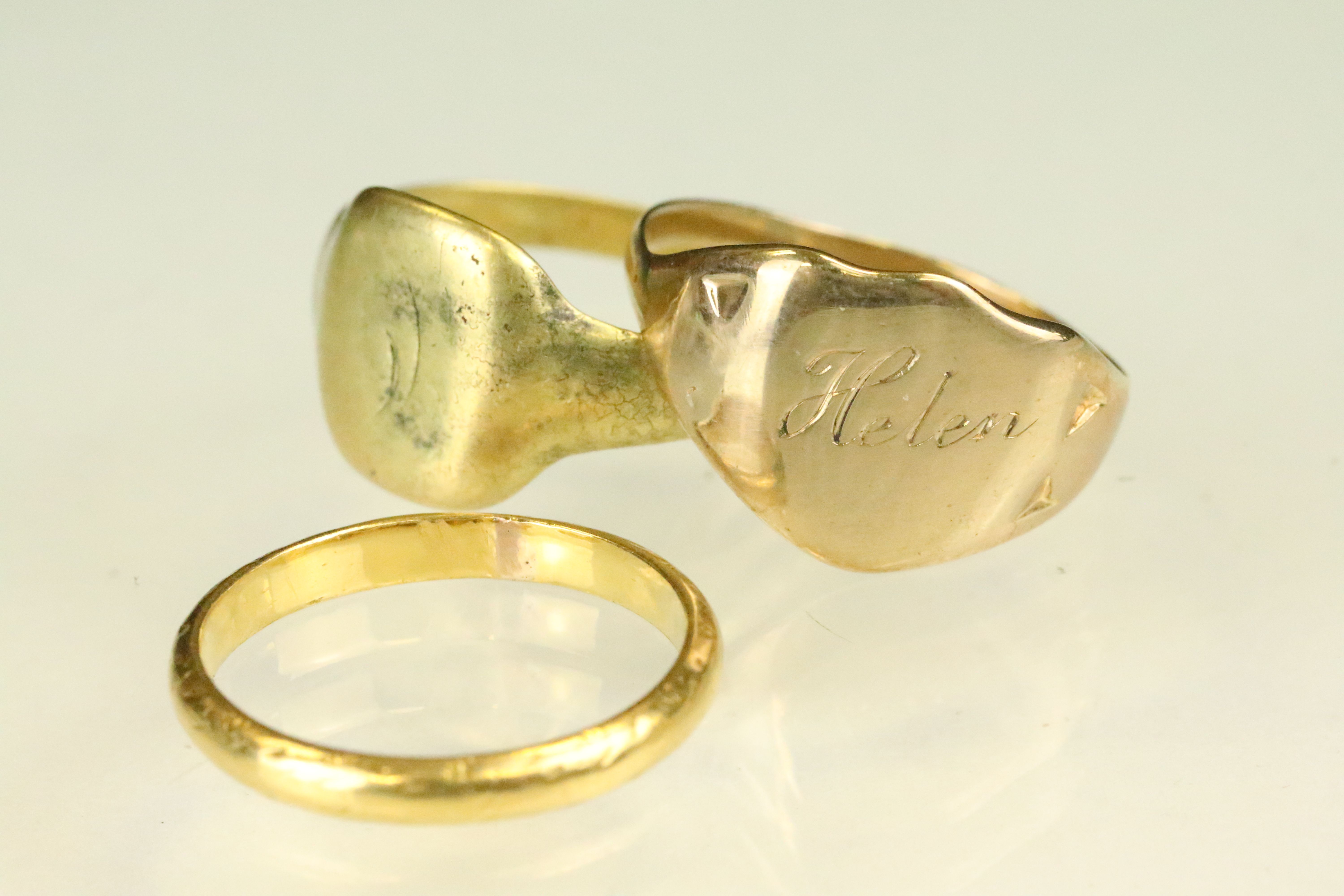 Yellow gold hallmarked signet ring (hallmark partially rubbed, likely 18ct gold, date mark 1929,