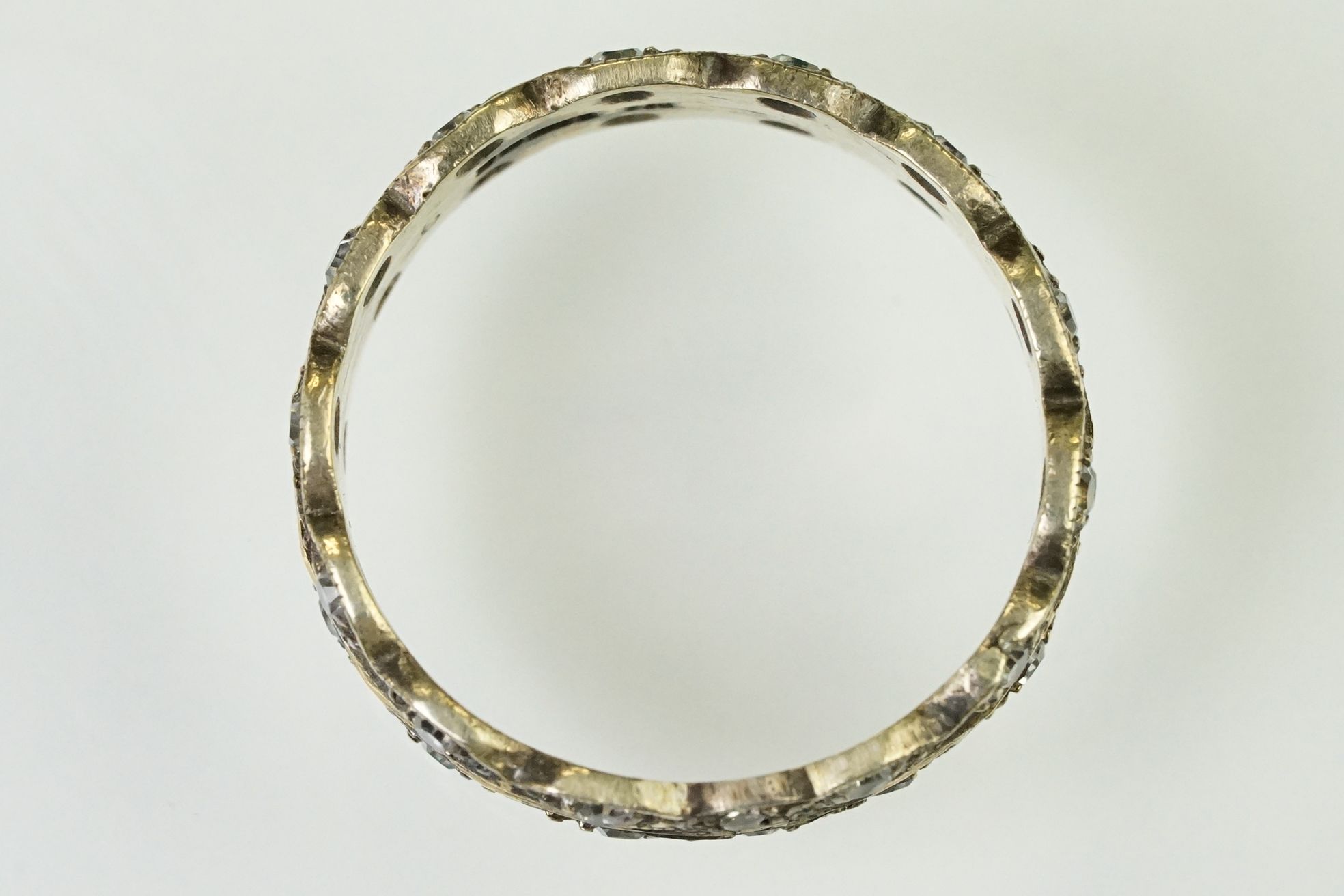 9ct gold hallmarked two tone eternity ring. The ring having a faceted rose gold centre with - Image 4 of 5