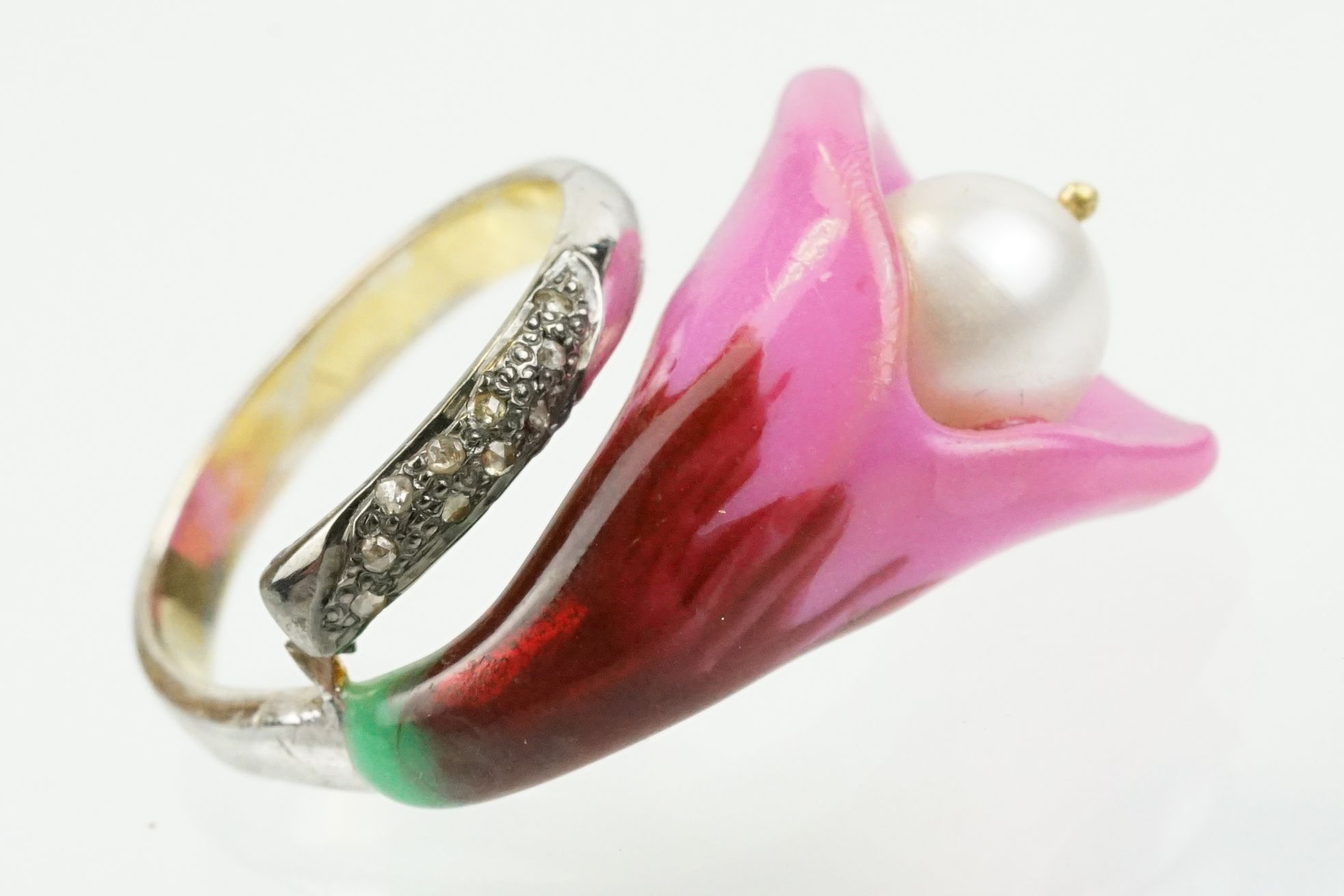 Enamelled flower formed ring being set with a cultured pearl to the head with diamond accent - Image 4 of 7