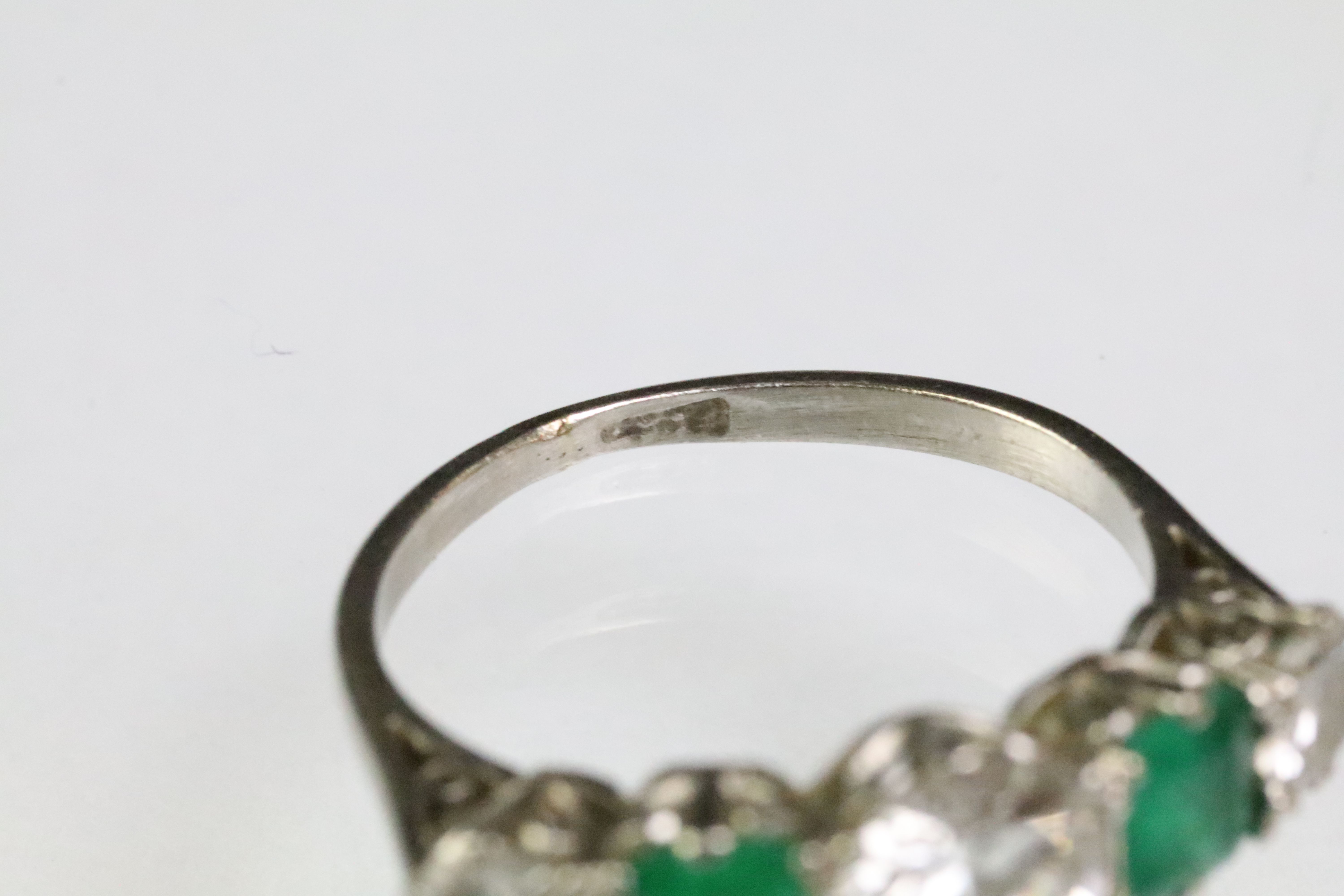 Diamond and emerald five stone ring being set with a round cut diamond to the centre flanked by - Image 5 of 10