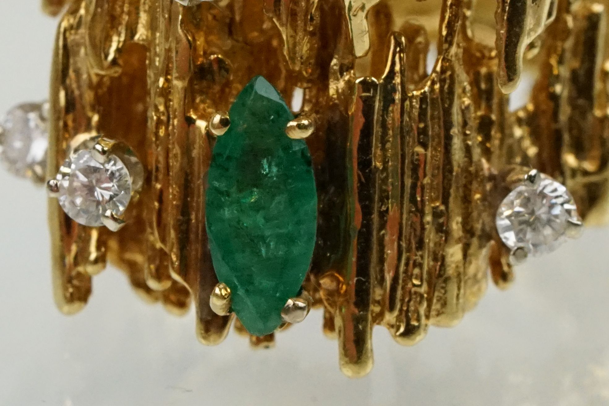Mid Century emerald and diamond bark effect modernist style ring. The ring having a textured bark - Image 8 of 12