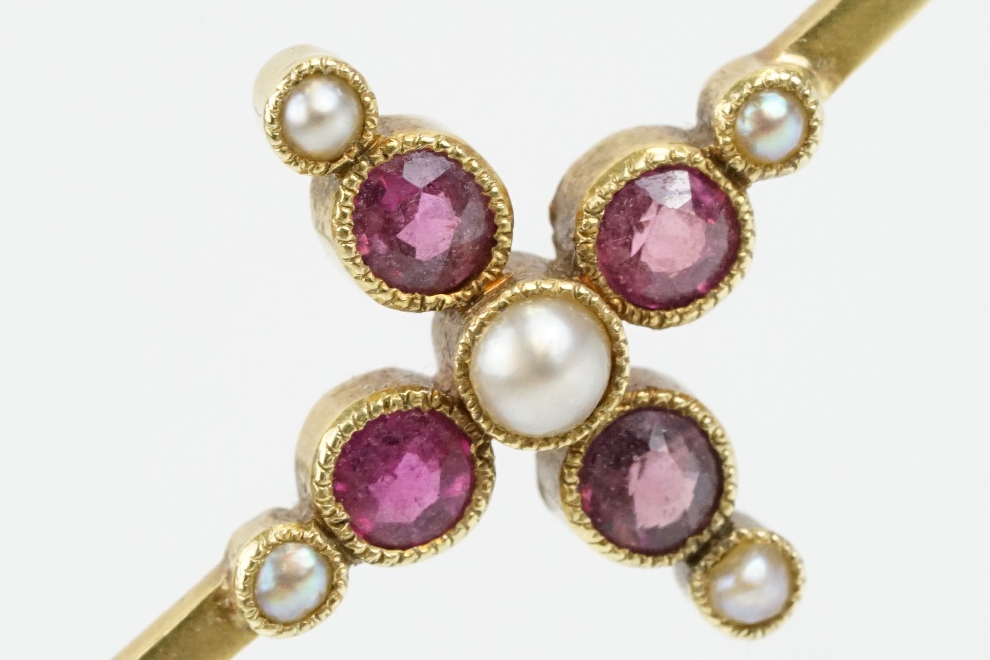 Early 20th Century 15ct gold ruby and pearl bar brooch. The brooch set with four round cut rubies - Image 5 of 6