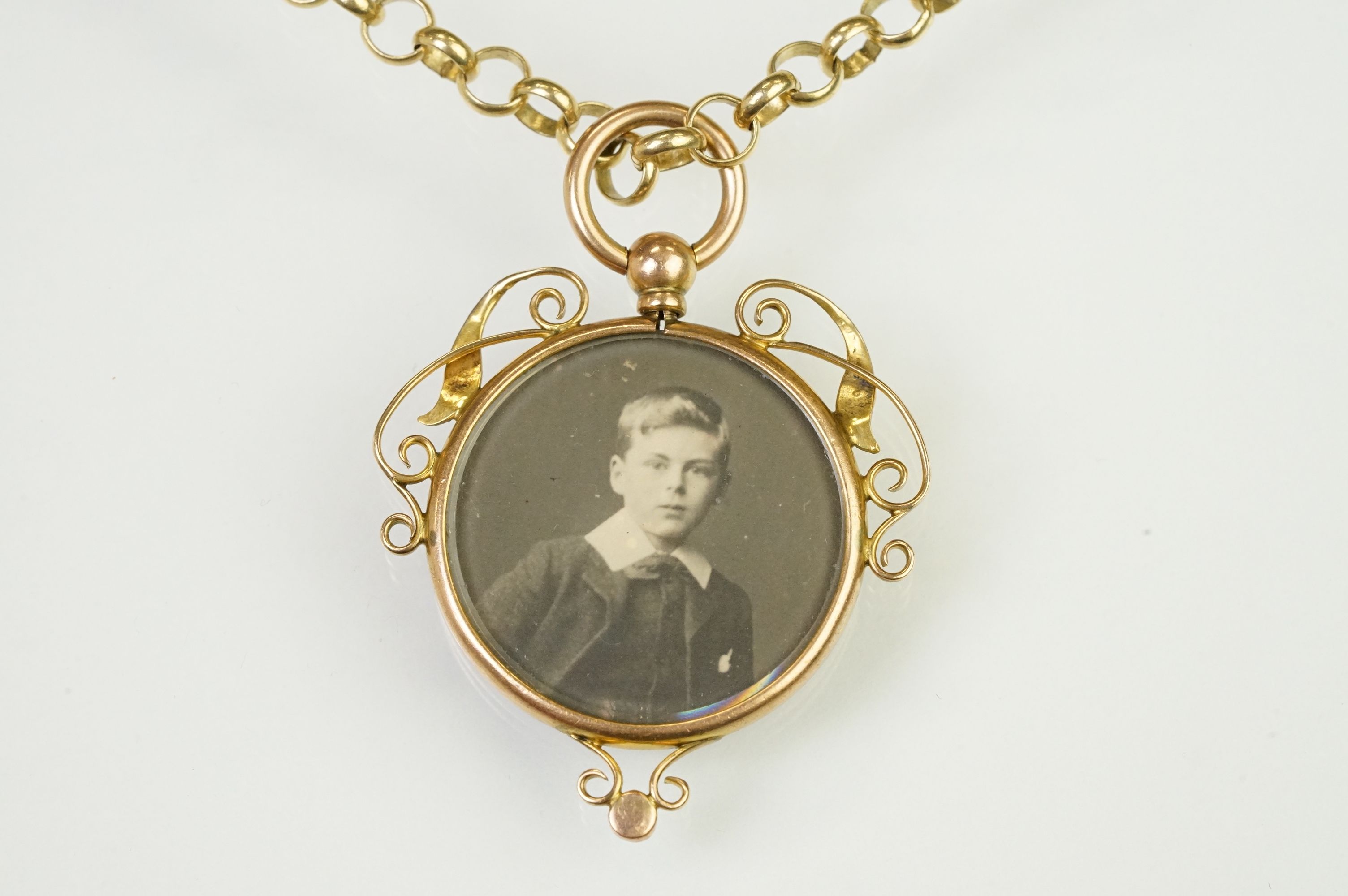 Early 20th Century Edwardian photo locket having a round glazed photo panel having scrolled - Image 3 of 9