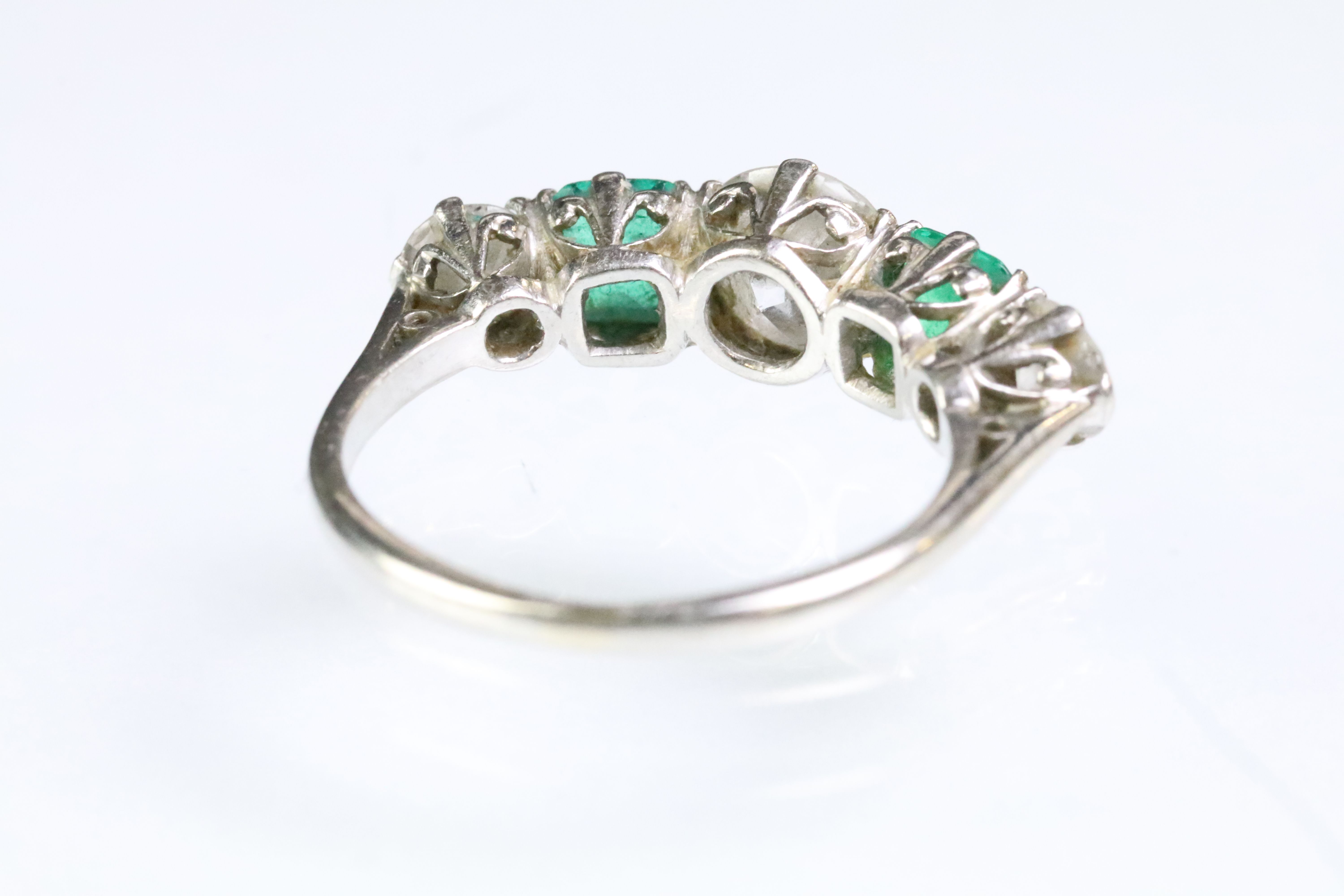 Diamond and emerald five stone ring being set with a round cut diamond to the centre flanked by - Image 4 of 10