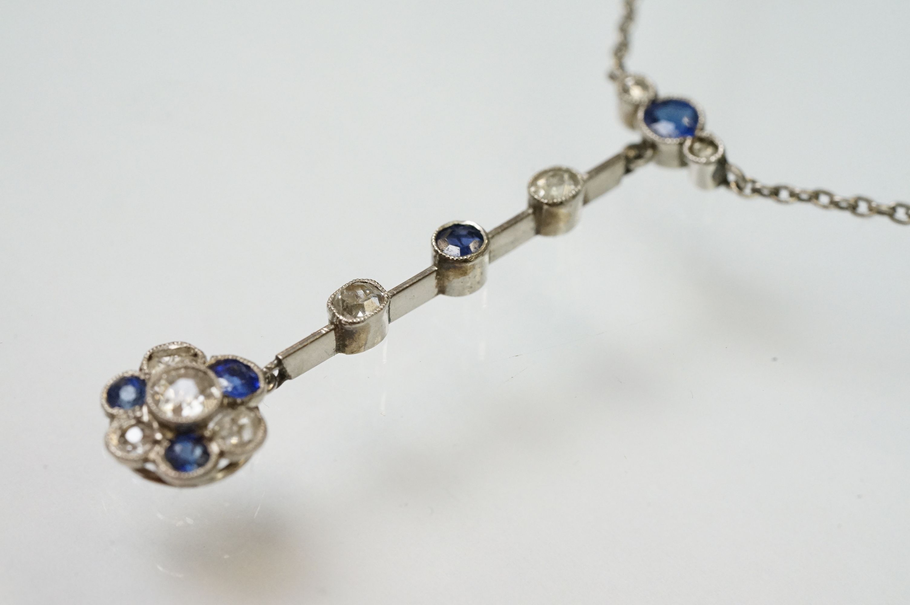 Early 20th Century Edwardian sapphire and diamond pendant necklace. The necklace having a pendant - Image 2 of 9