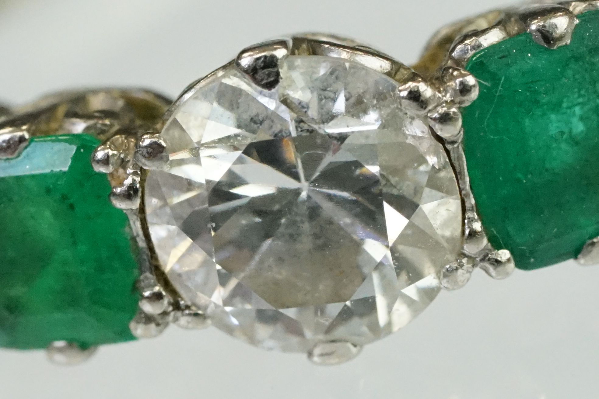 Diamond and emerald five stone ring being set with a round cut diamond to the centre flanked by - Image 8 of 10