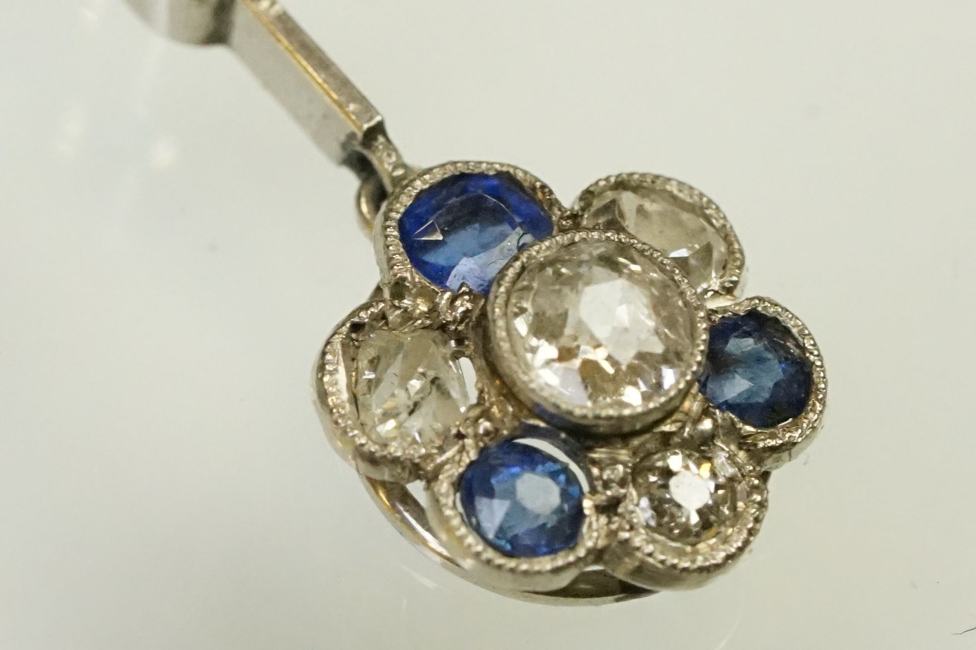 Early 20th Century Edwardian sapphire and diamond pendant necklace. The necklace having a pendant - Image 3 of 9