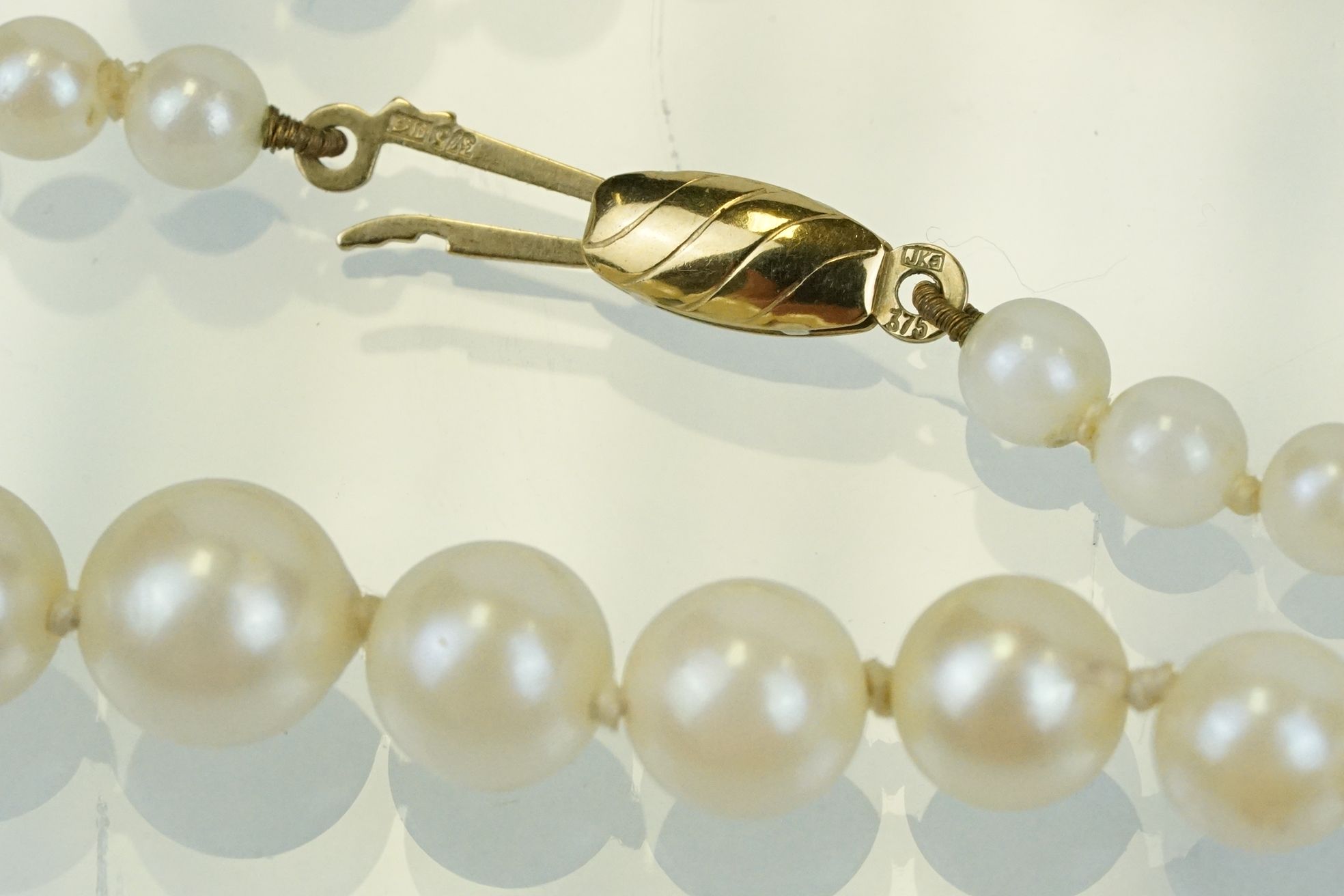 Cultured pearl beaded necklace with a 9ct gold clasp together with a pair of matching pearl drop - Image 3 of 5