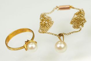18ct gold and cultured pearl ring being set with a cream pearl with a pink overtone in a four