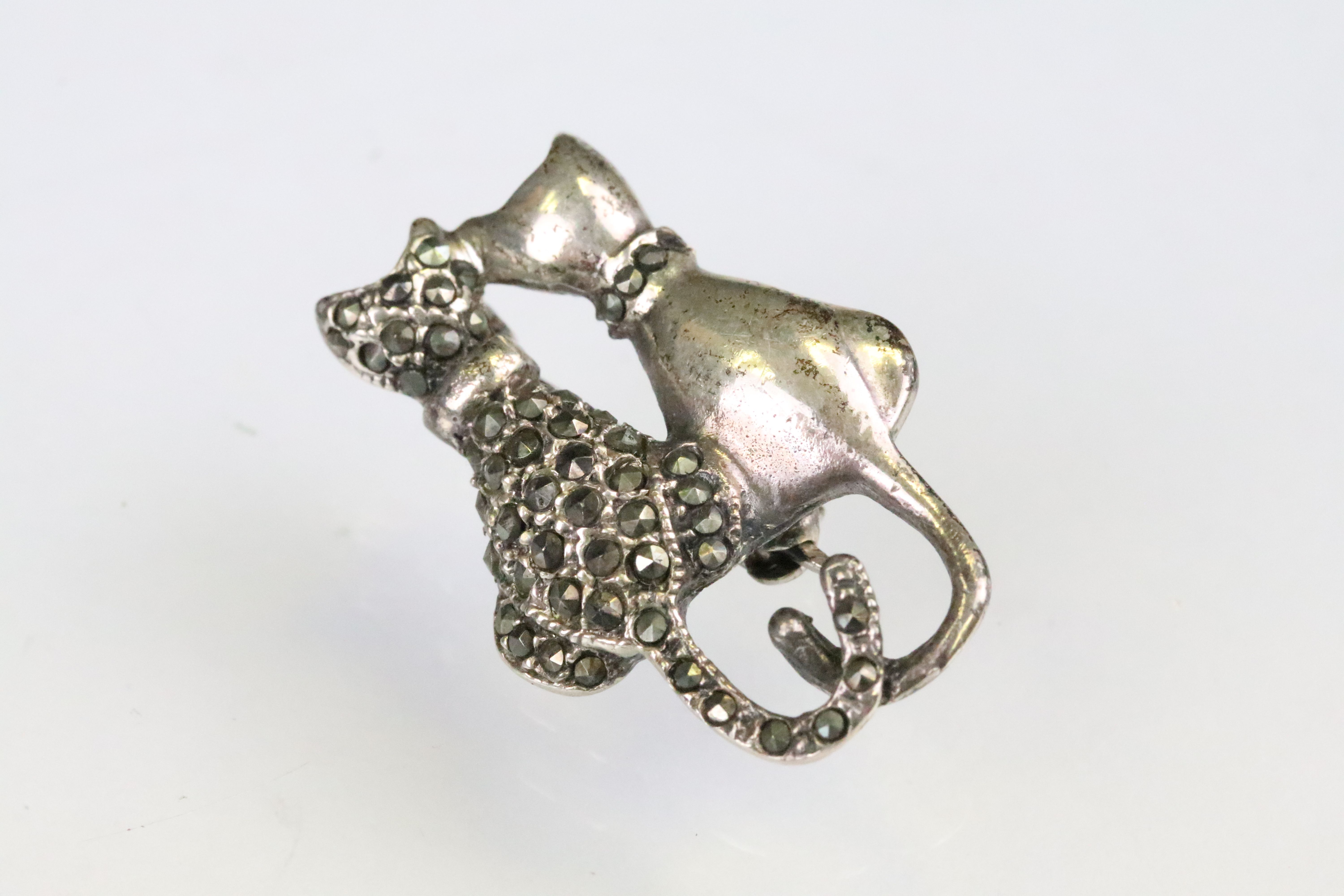 Collection of silver jewellery to include marcasite cat brooch, ID bracelet, bangle, hoop - Image 10 of 26